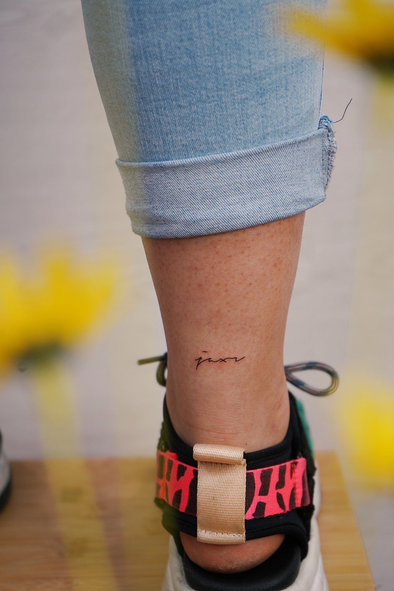 Tatuaje de frase en zona desconocida, línea fina