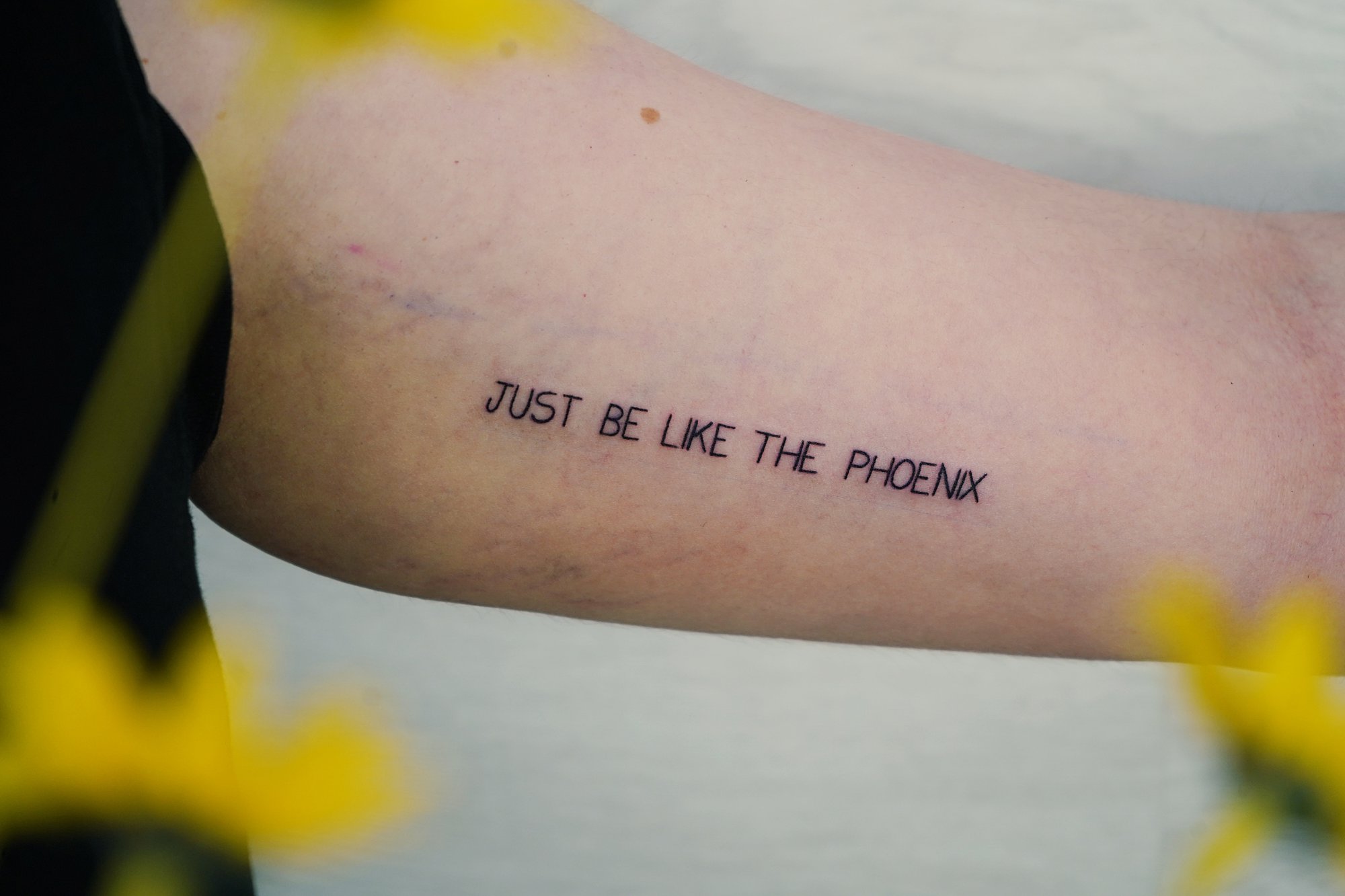 Tatuaje de frase en zona desconocida, línea fina