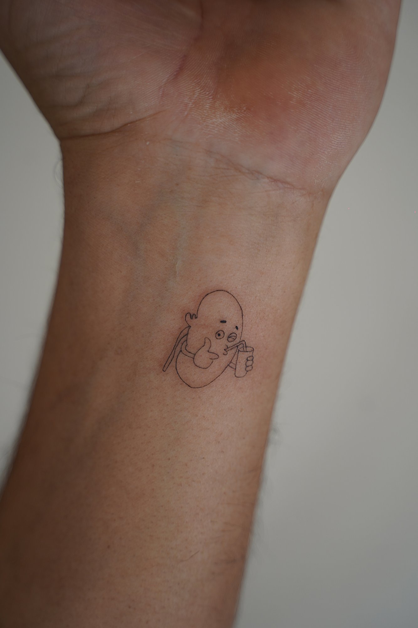Tatuaje de frase en zona desconocida, línea fina