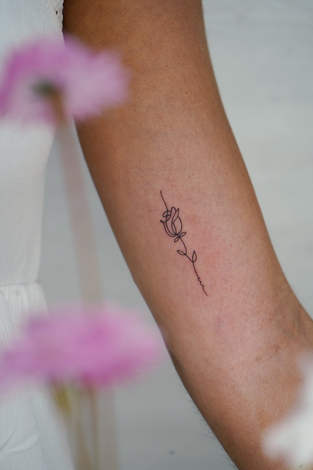Tatuaje de frases maquina en zona desconocida, línea fina