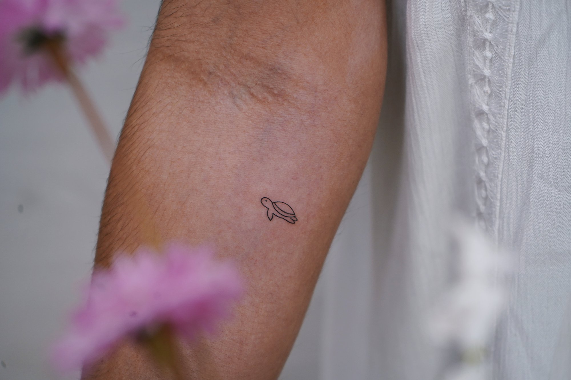 Tatuaje de frases en antebrazo, línea fina