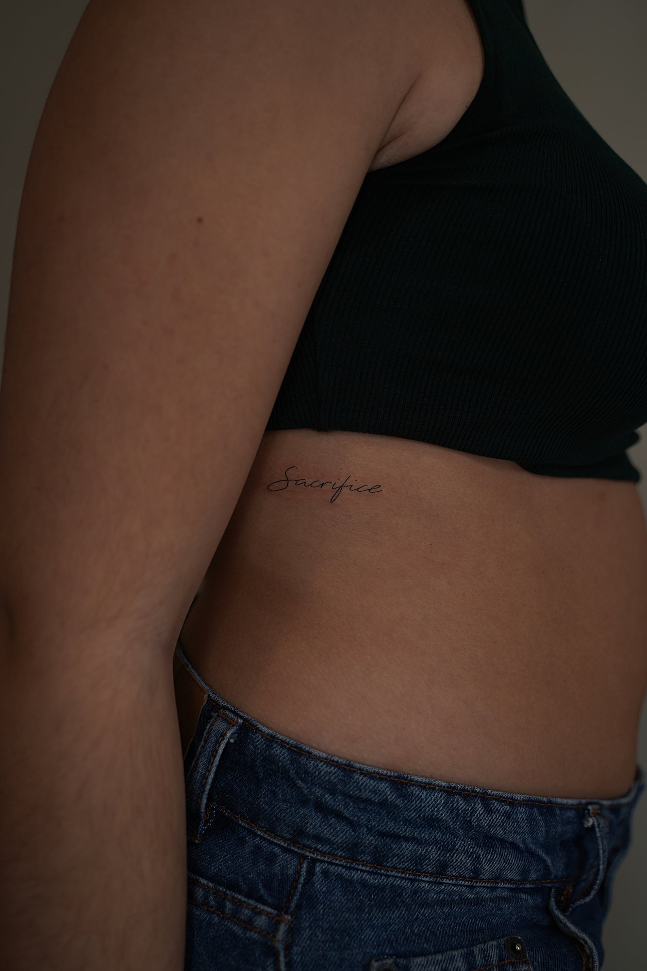 Tatuaje de frases en antebrazo, línea fina
