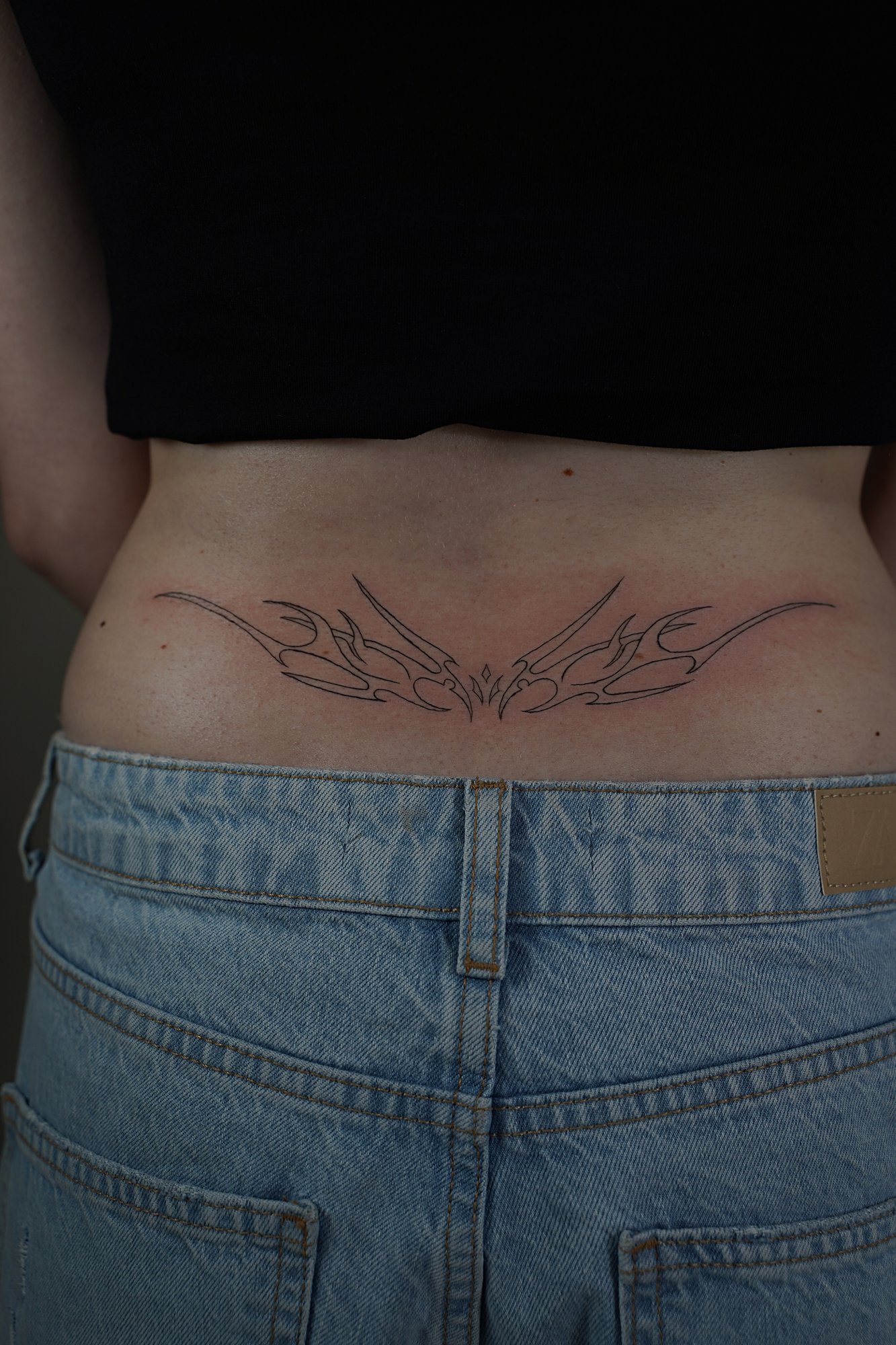 Tatuaje de frases en brazo, línea fina