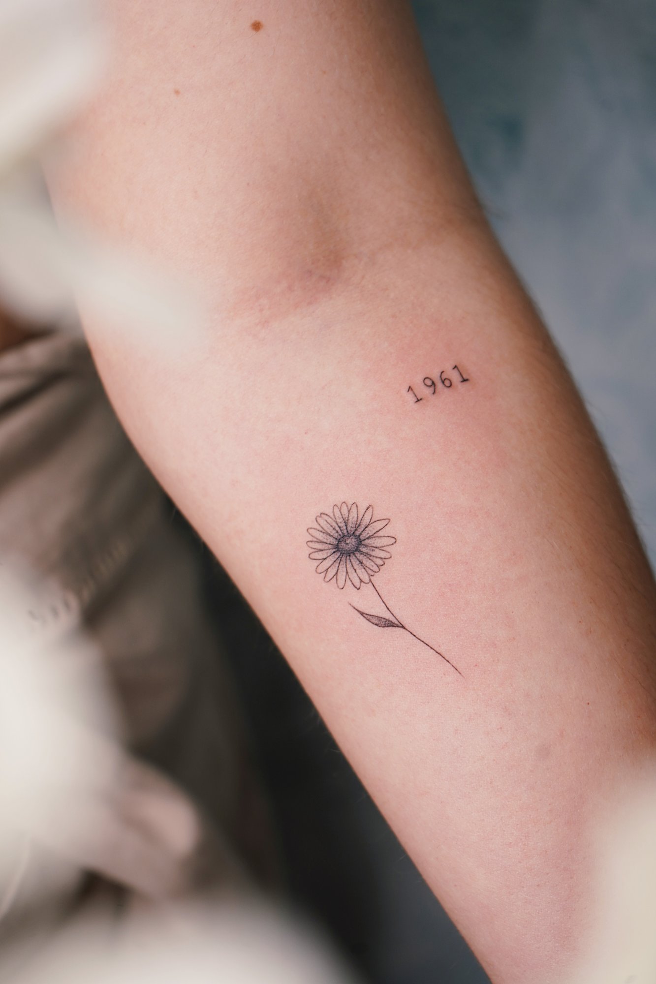 Tatuaje de frases en columna, línea fina