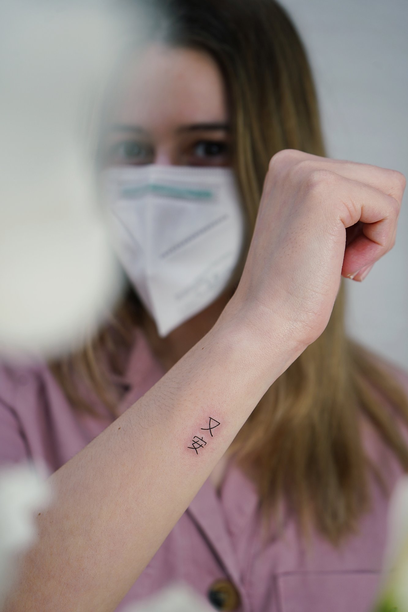 Tatuaje de kanji japones en antebrazo, línea fina