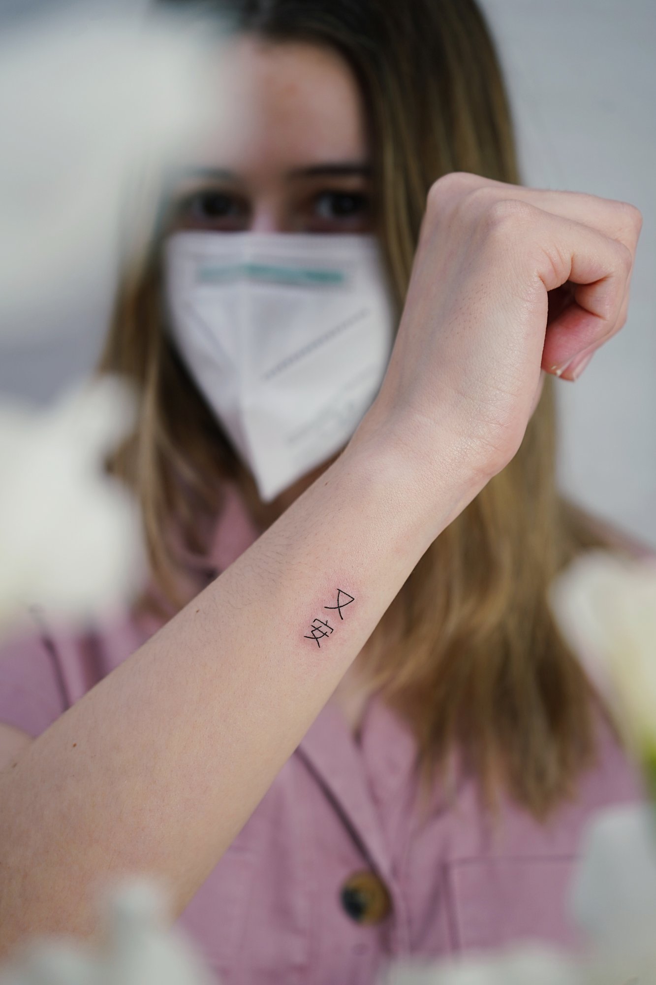 Tatuaje de kanji japones en antebrazo, línea fina