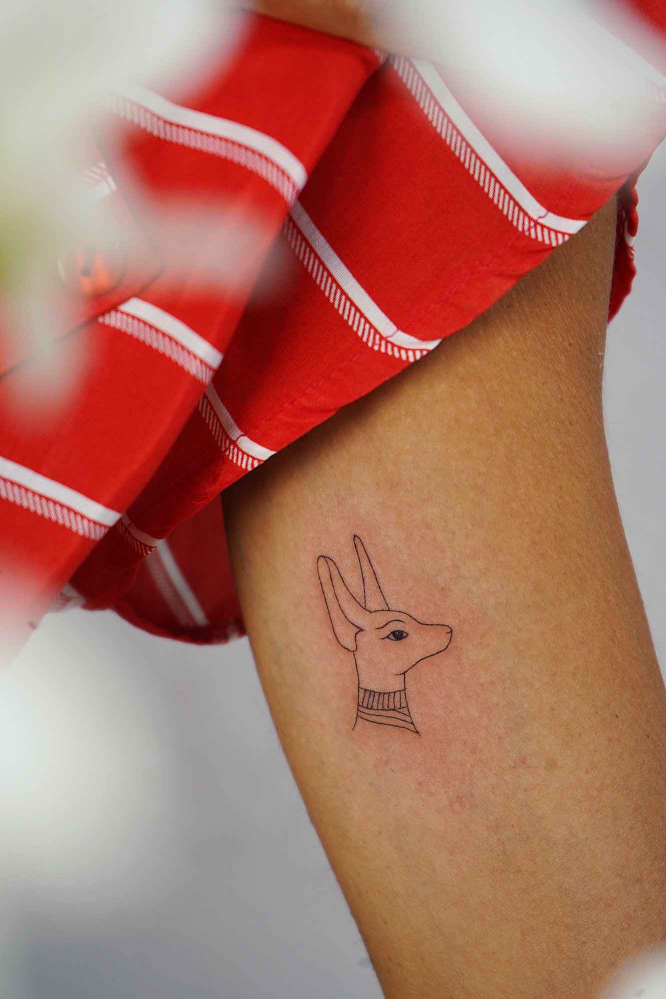 Tatuaje de letra a en zona desconocida, línea fina