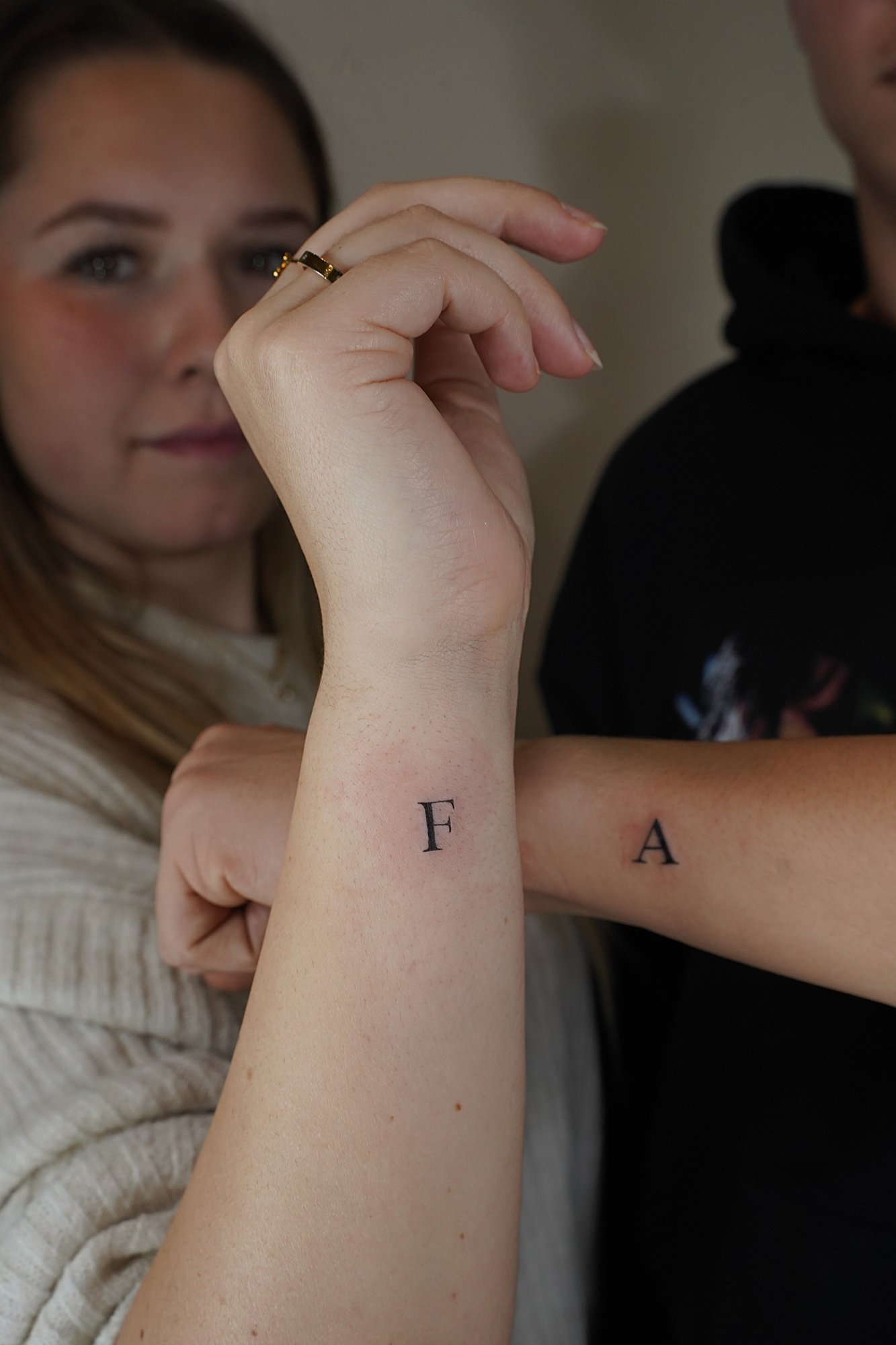 Tatuaje de letra a en zona desconocida, línea fina