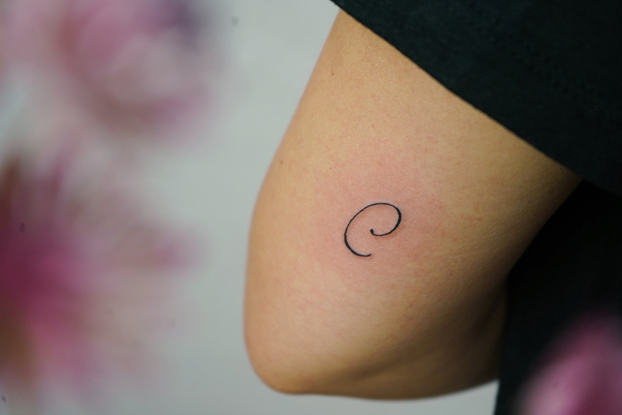 Tatuaje de letra c en zona desconocida, línea fina