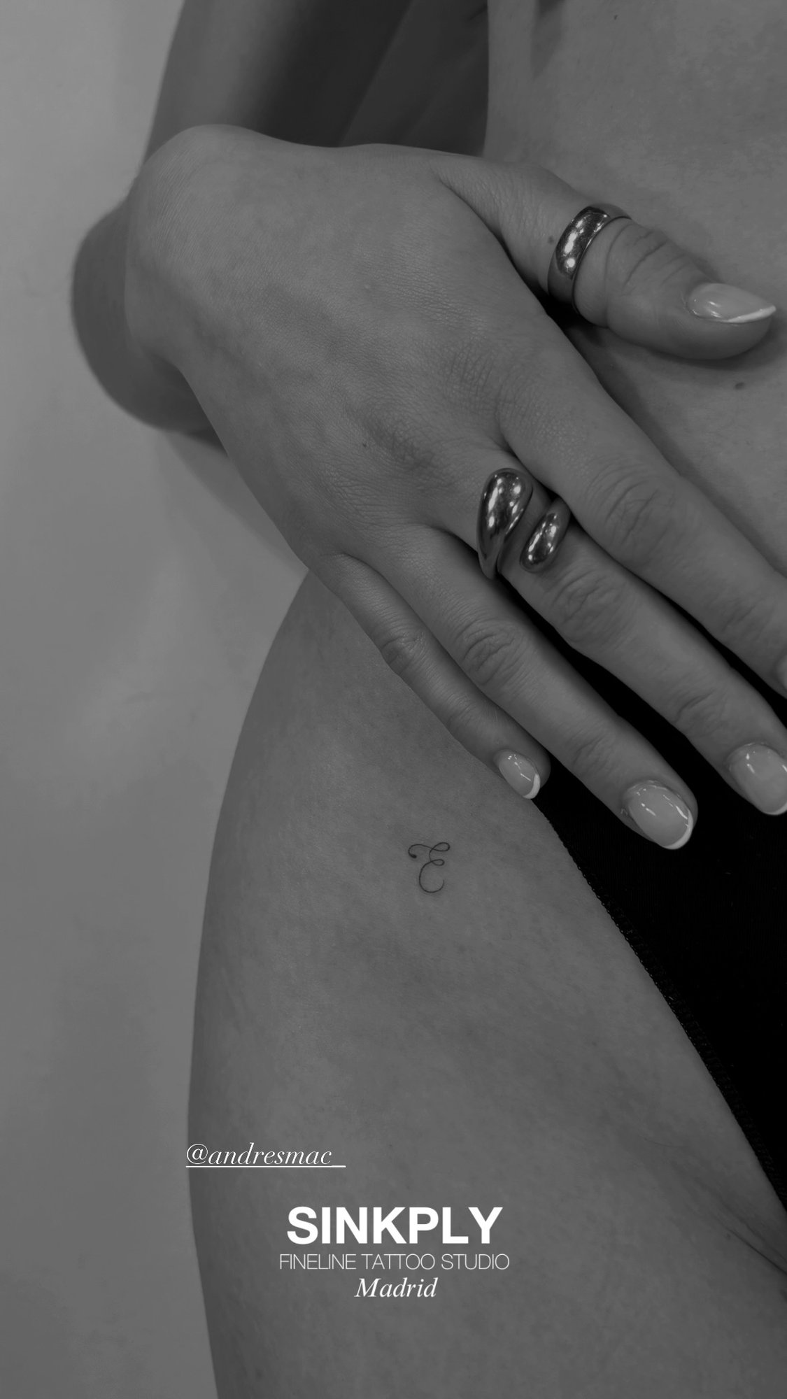 Tatuaje de letra e caligrafica en mano, línea fina