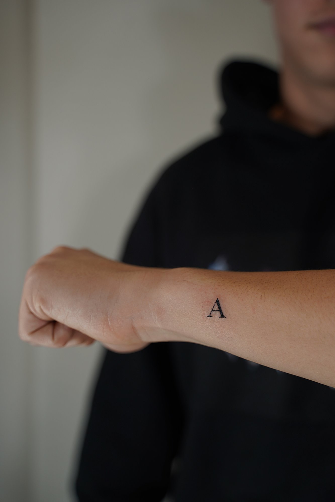 Tatuaje de letra f en zona desconocida, línea fina