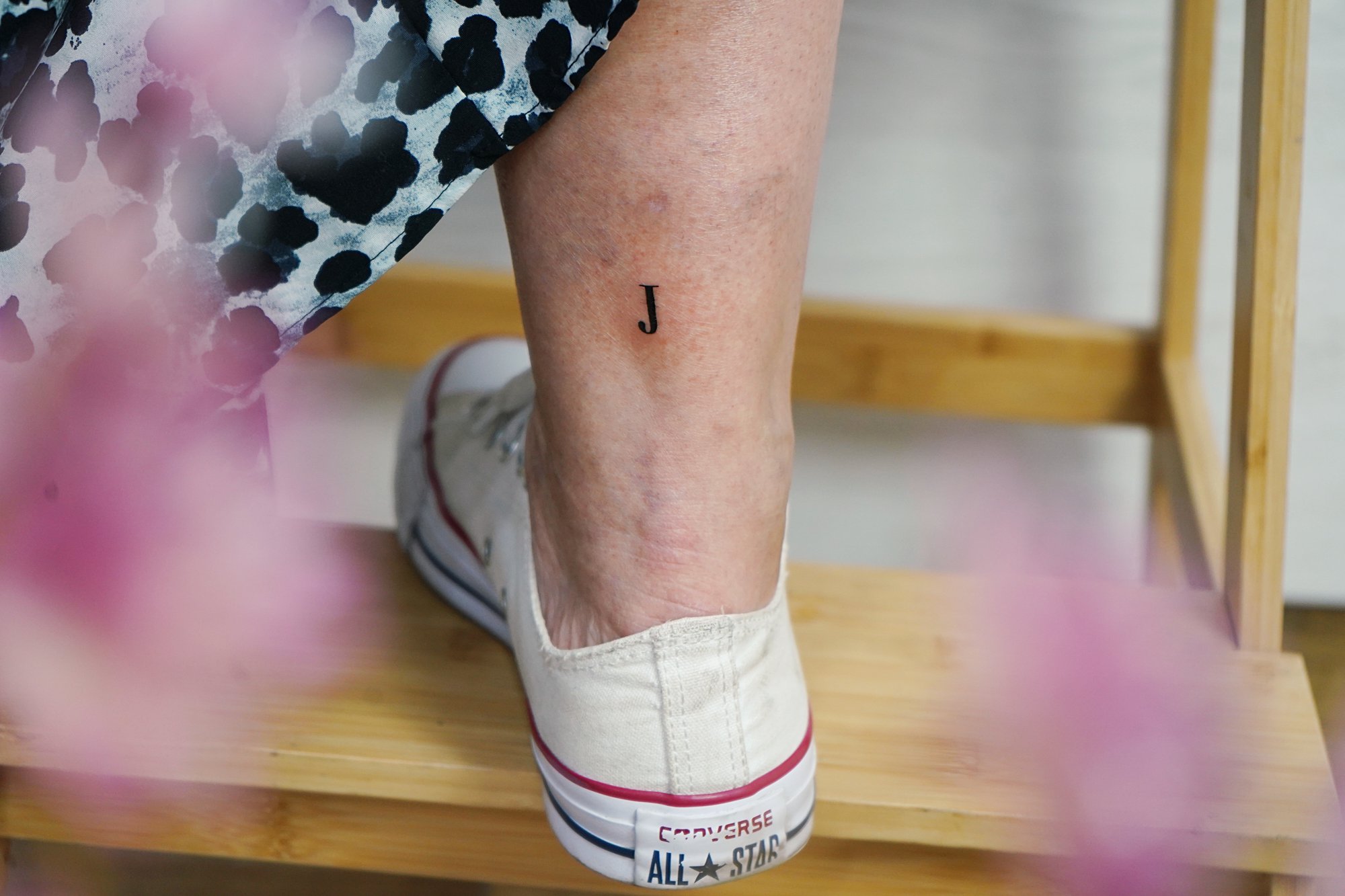 Tatuaje de letra j en zona desconocida, línea fina