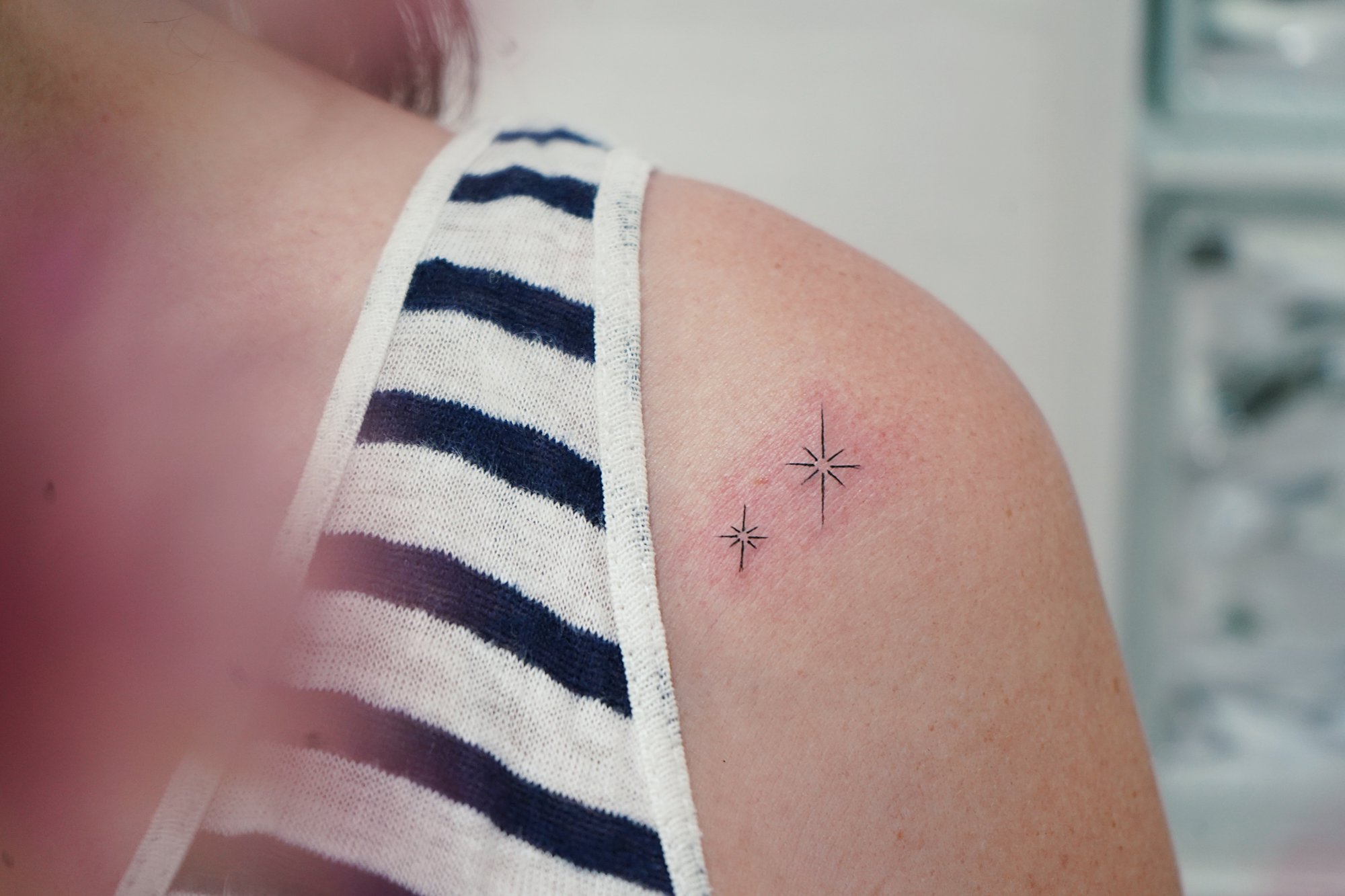 Tatuaje de letra j en zona desconocida, línea fina
