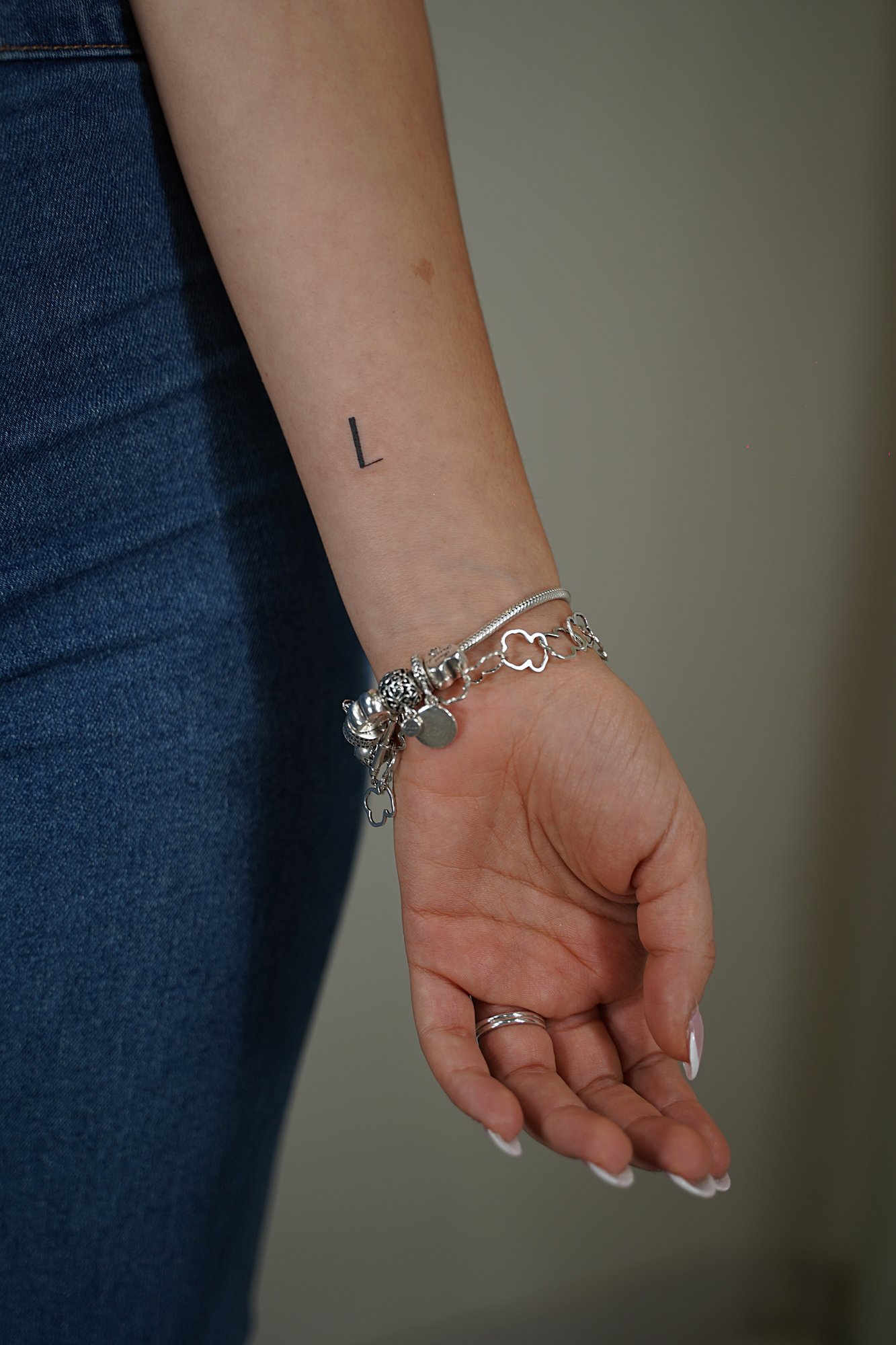 Tatuaje de letra l en zona desconocida, línea fina