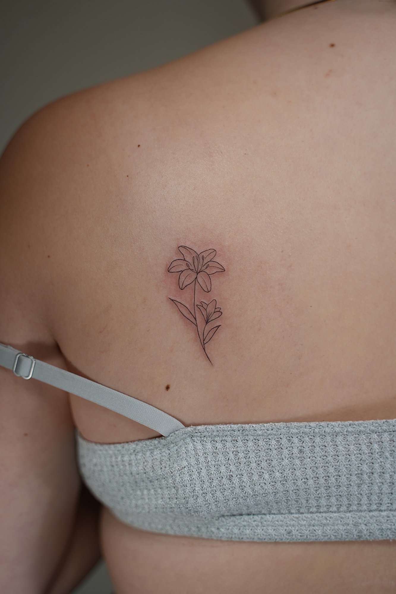 Tatuaje de letra m corazon en zona desconocida, línea fina