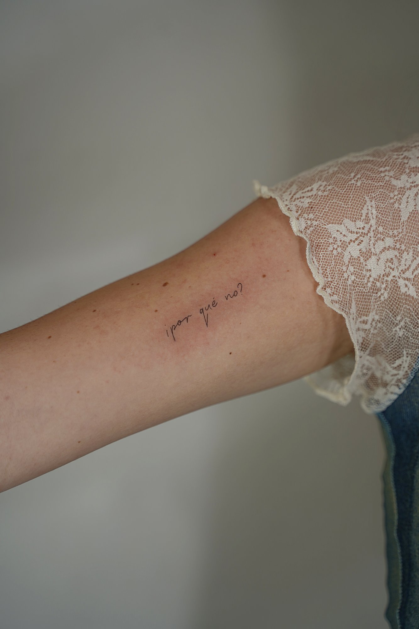 Tatuaje de letra m en zona desconocida, línea fina