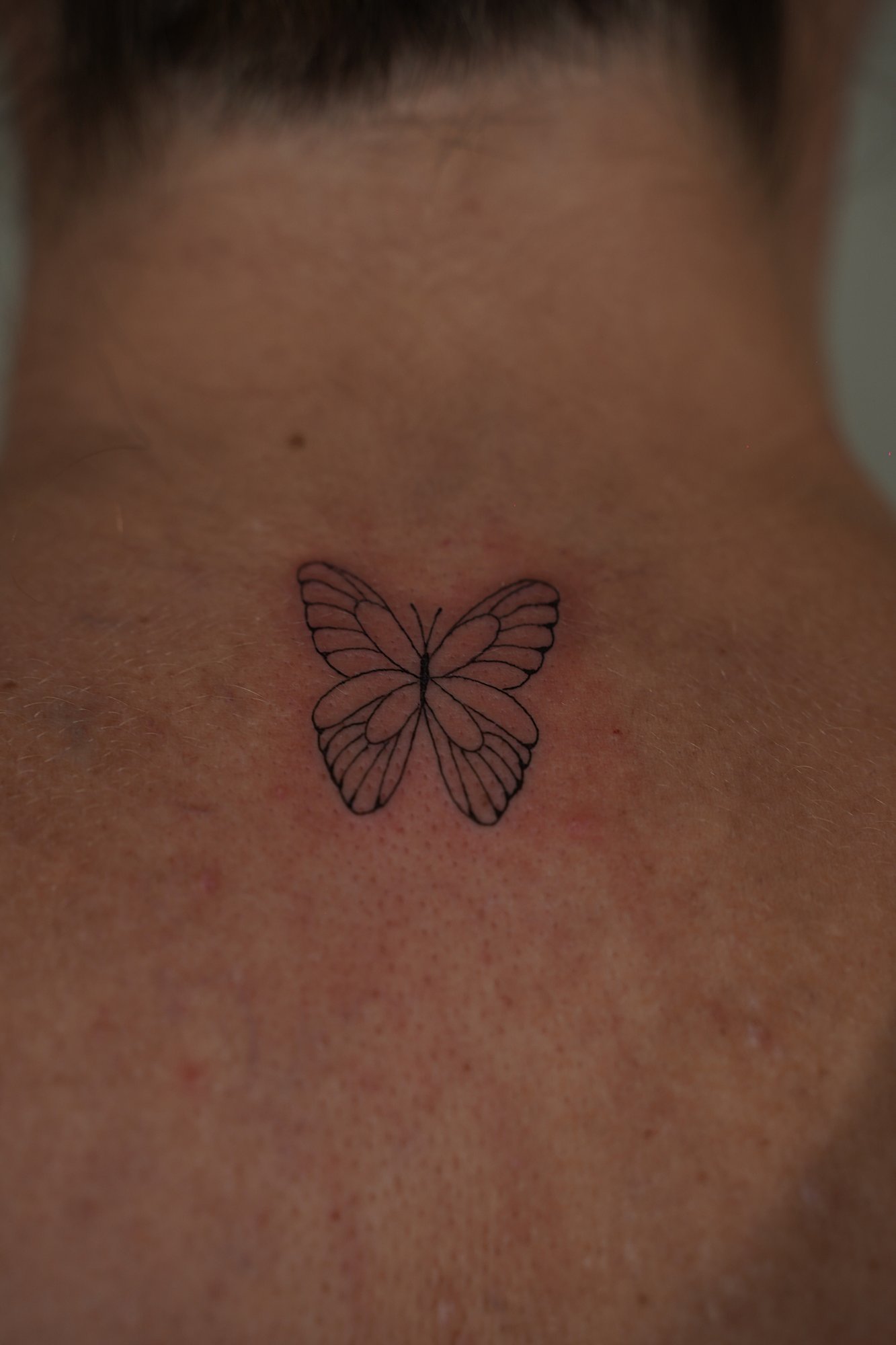 Tatuaje de letra n en zona desconocida, línea fina