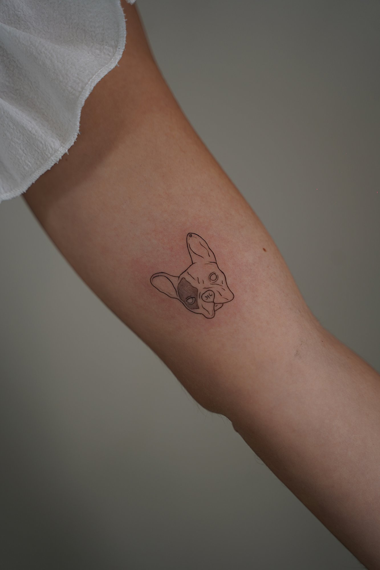 Tatuaje de letra n en zona desconocida, línea fina