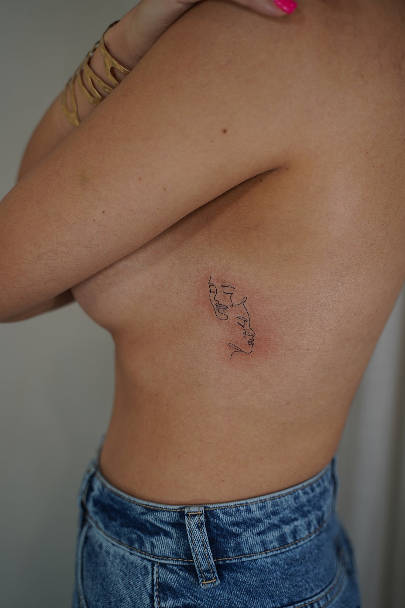 Tatuaje de letra s en hombro, línea fina