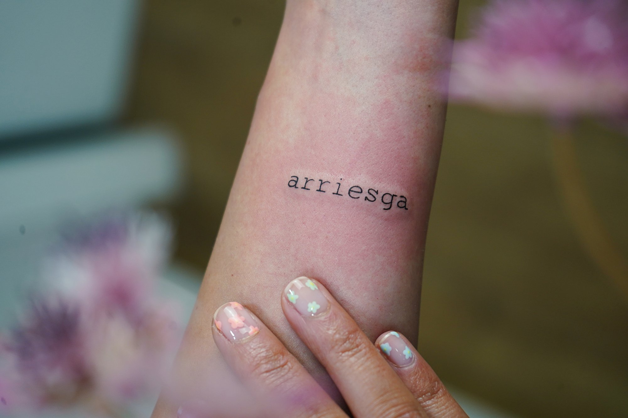 Tatuaje de letra s en zona desconocida, línea fina