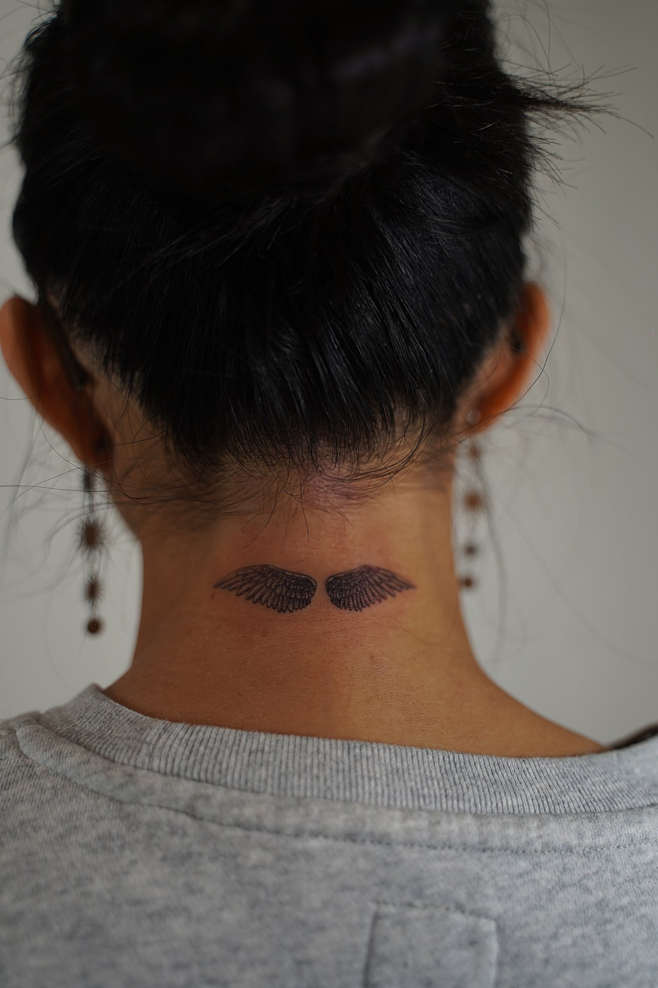 Tatuaje de letras chinas en zona desconocida, línea fina