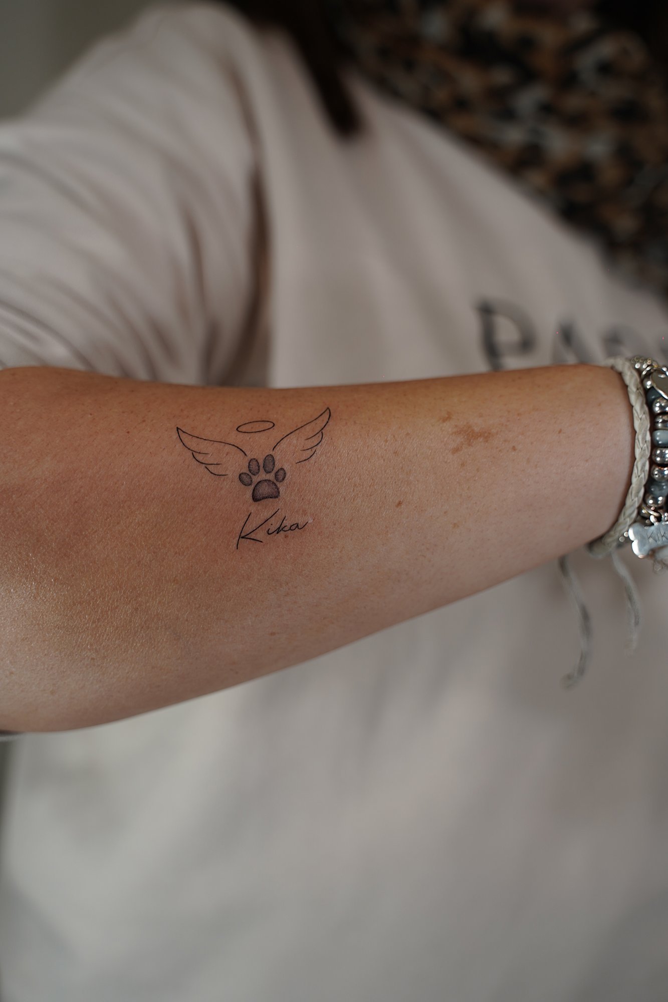Tatuaje de letras micro en zona desconocida, línea fina