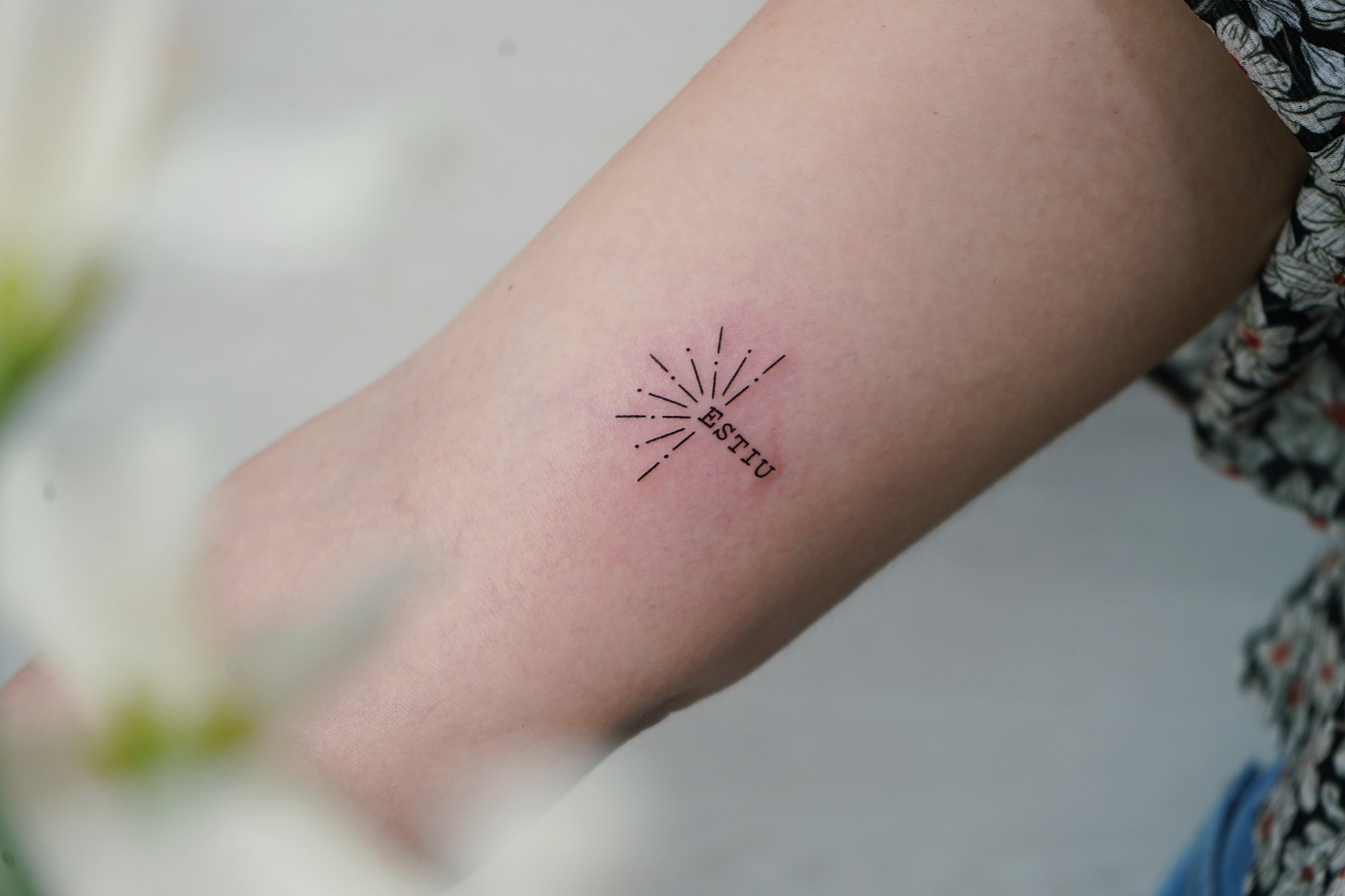 Tatuaje de letras stu destellos en zona desconocida, línea fina