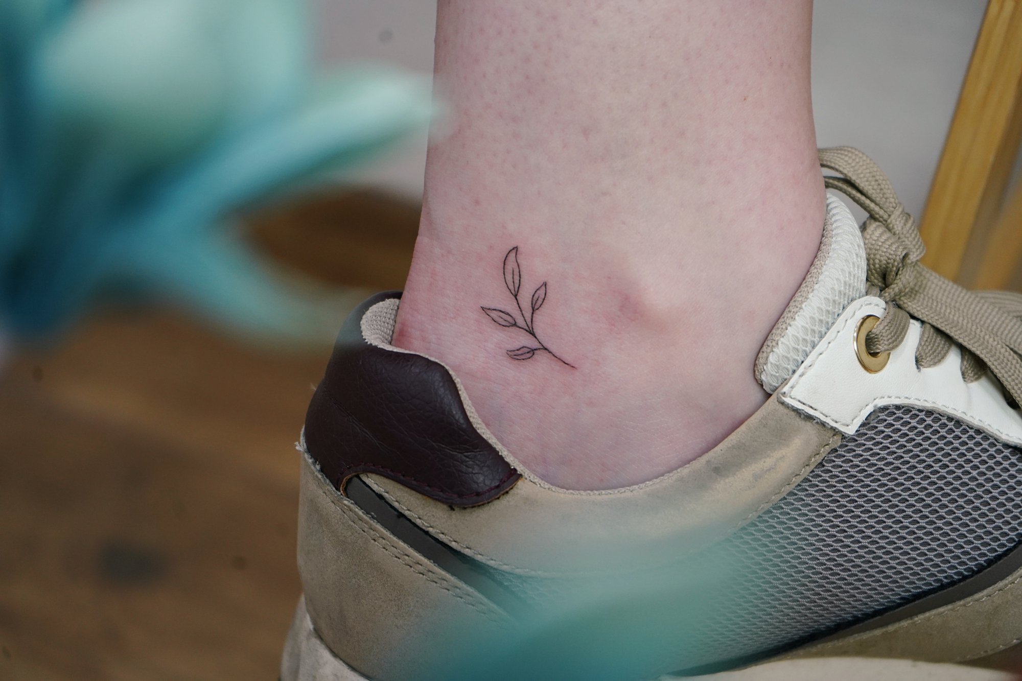 Tatuaje de letras en zona desconocida, línea fina