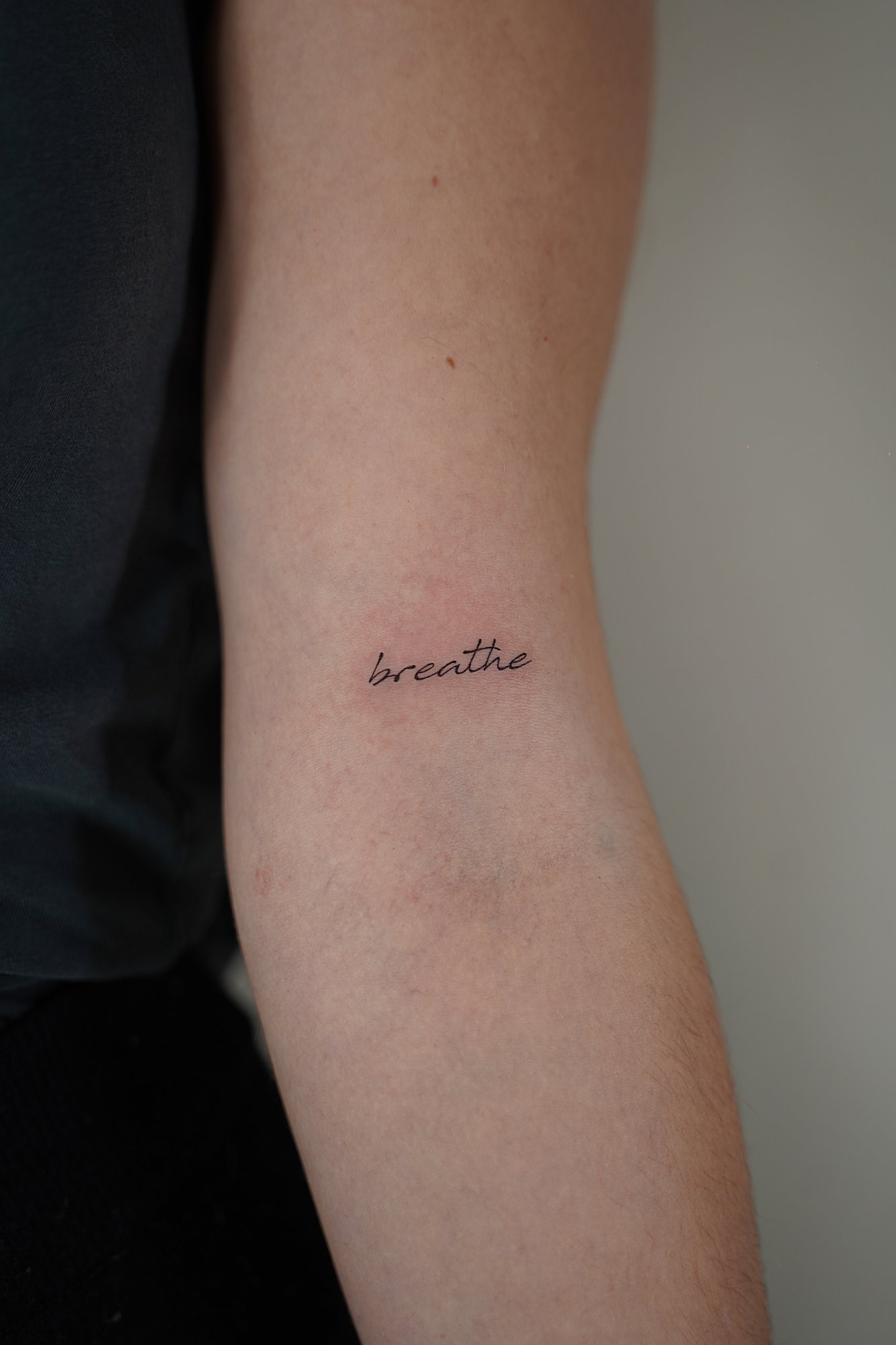 Tatuaje de letras en zona desconocida, línea fina