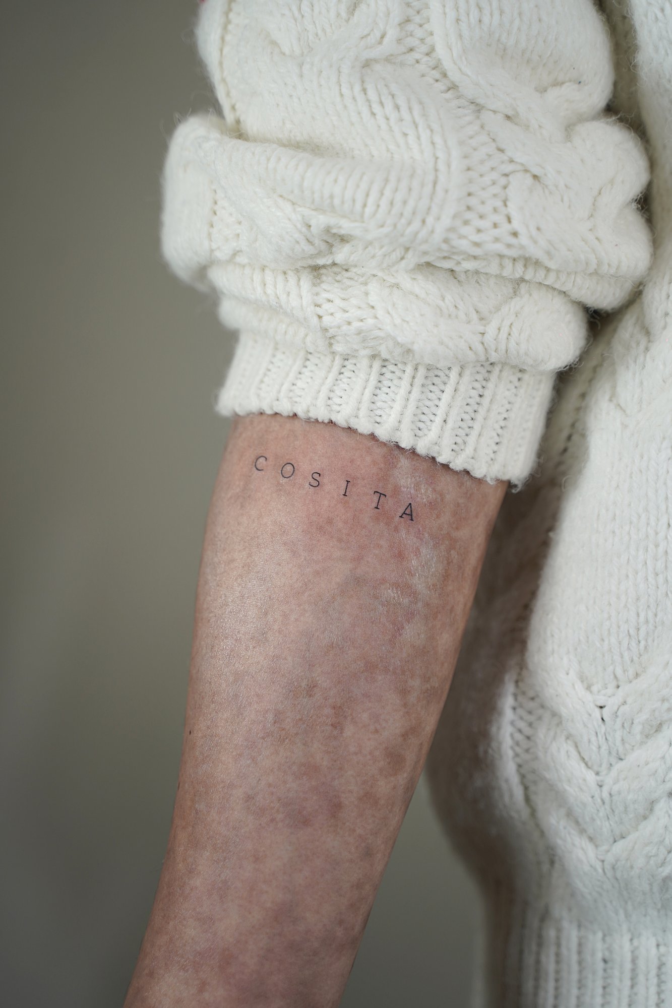 Tatuaje de letras en zona desconocida, línea fina