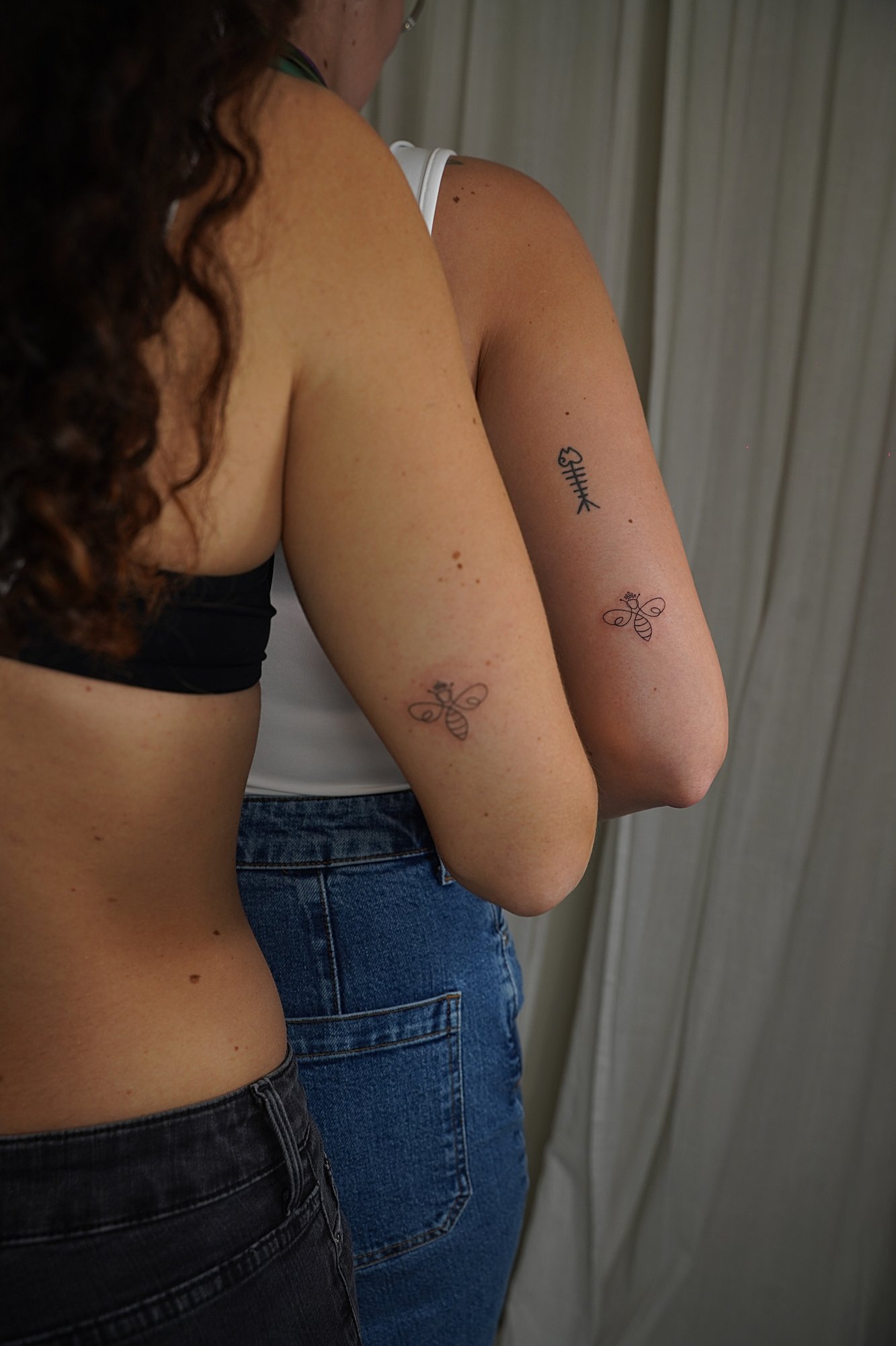 Tatuaje de manuscrito en zona desconocida, línea fina