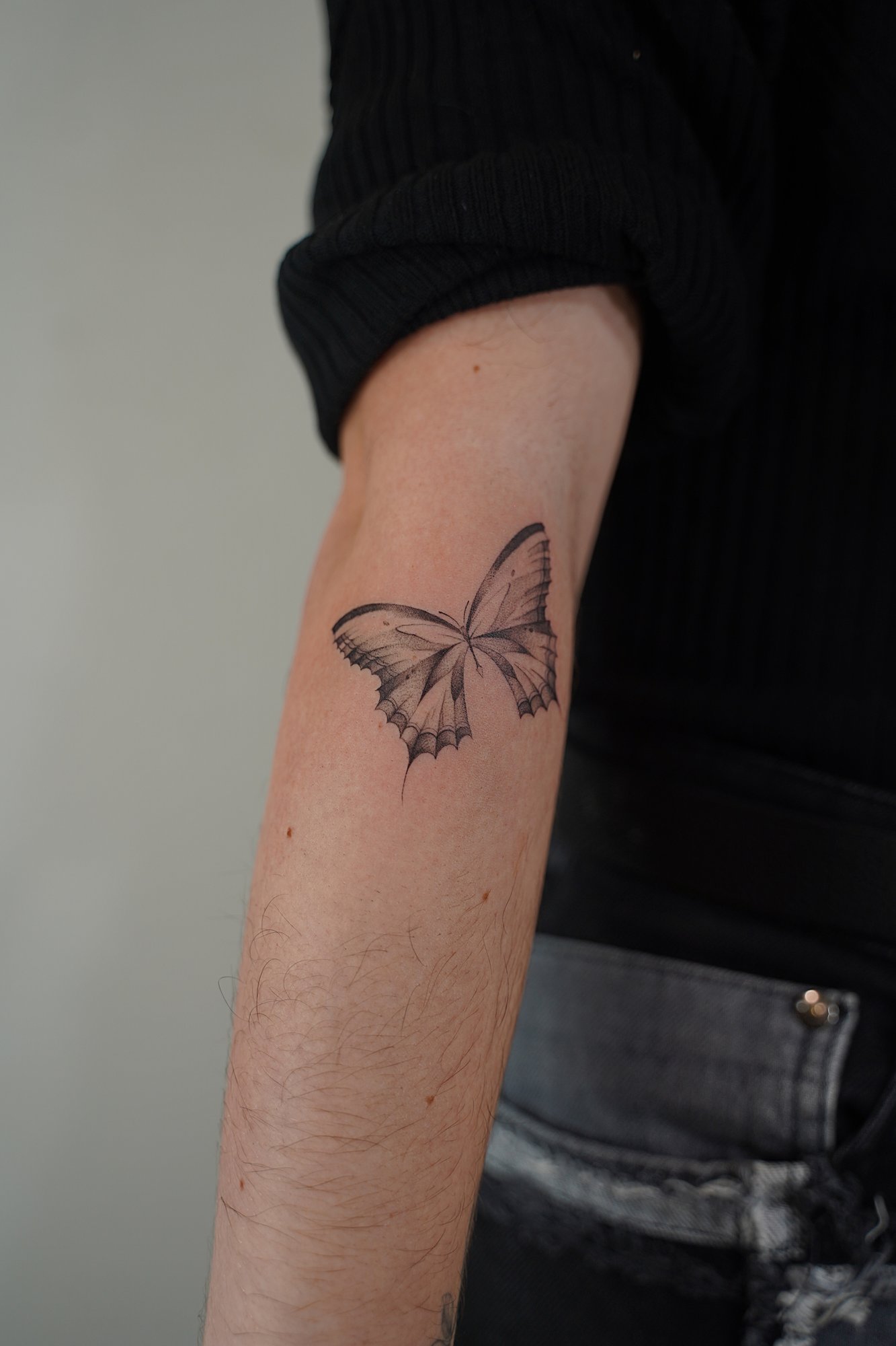 Tatuaje de manuscrito en zona desconocida, línea fina