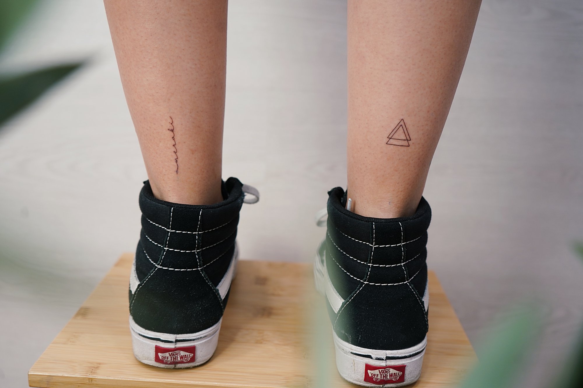 Tatuaje de meraki triangulos en tobillo, línea fina