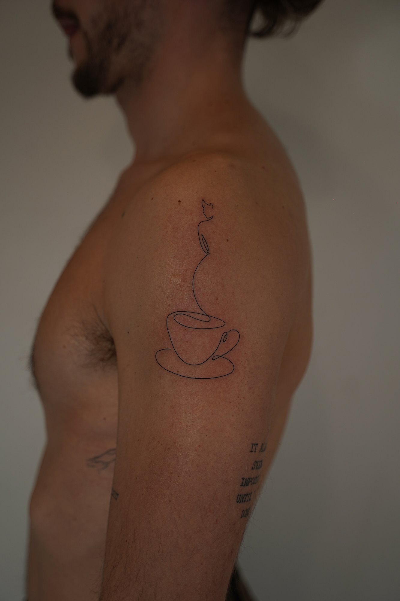 Tatuaje de nombre fecha en zona desconocida, línea fina