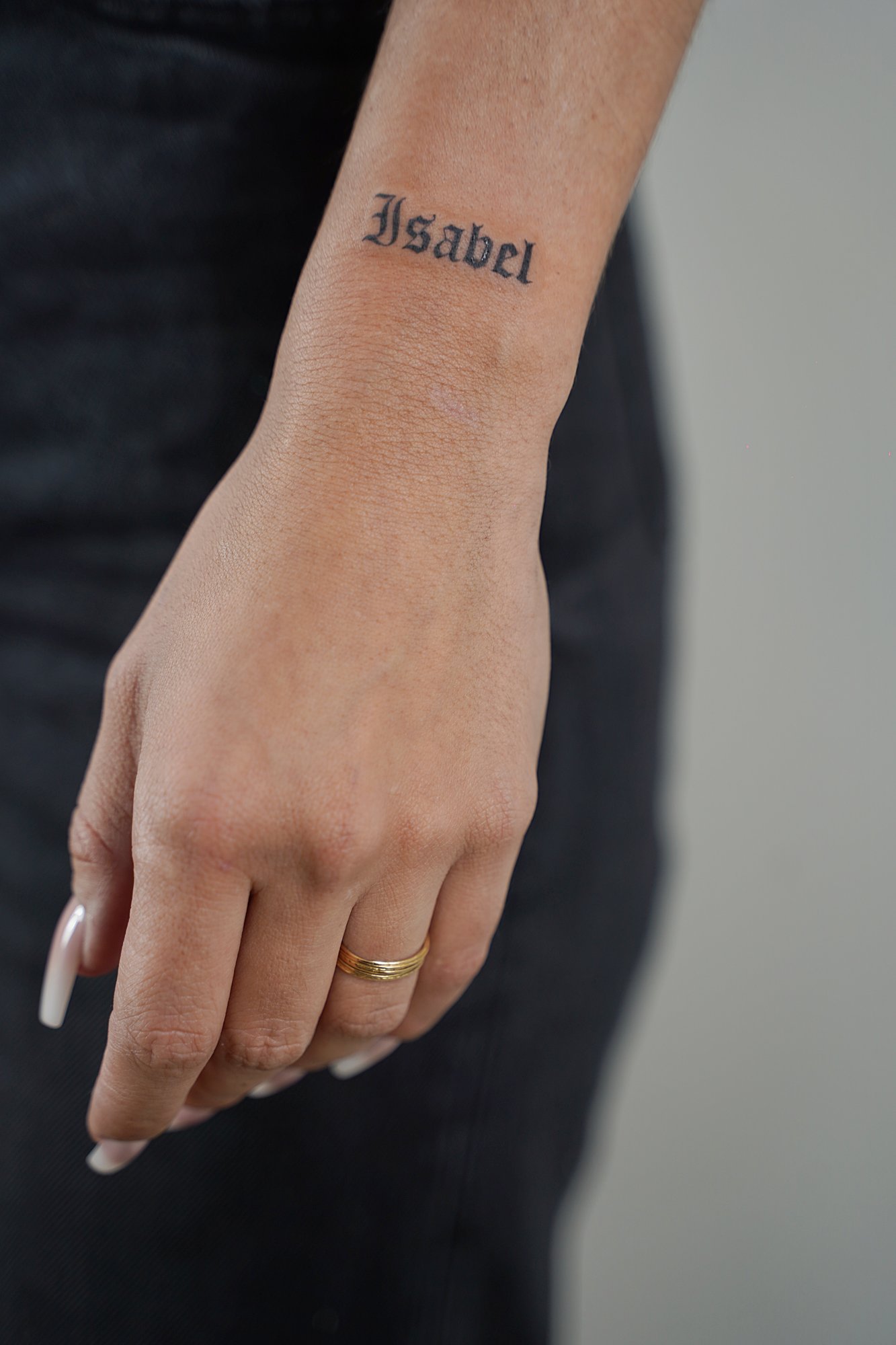 Tatuaje de nombre gotico en zona desconocida, línea fina