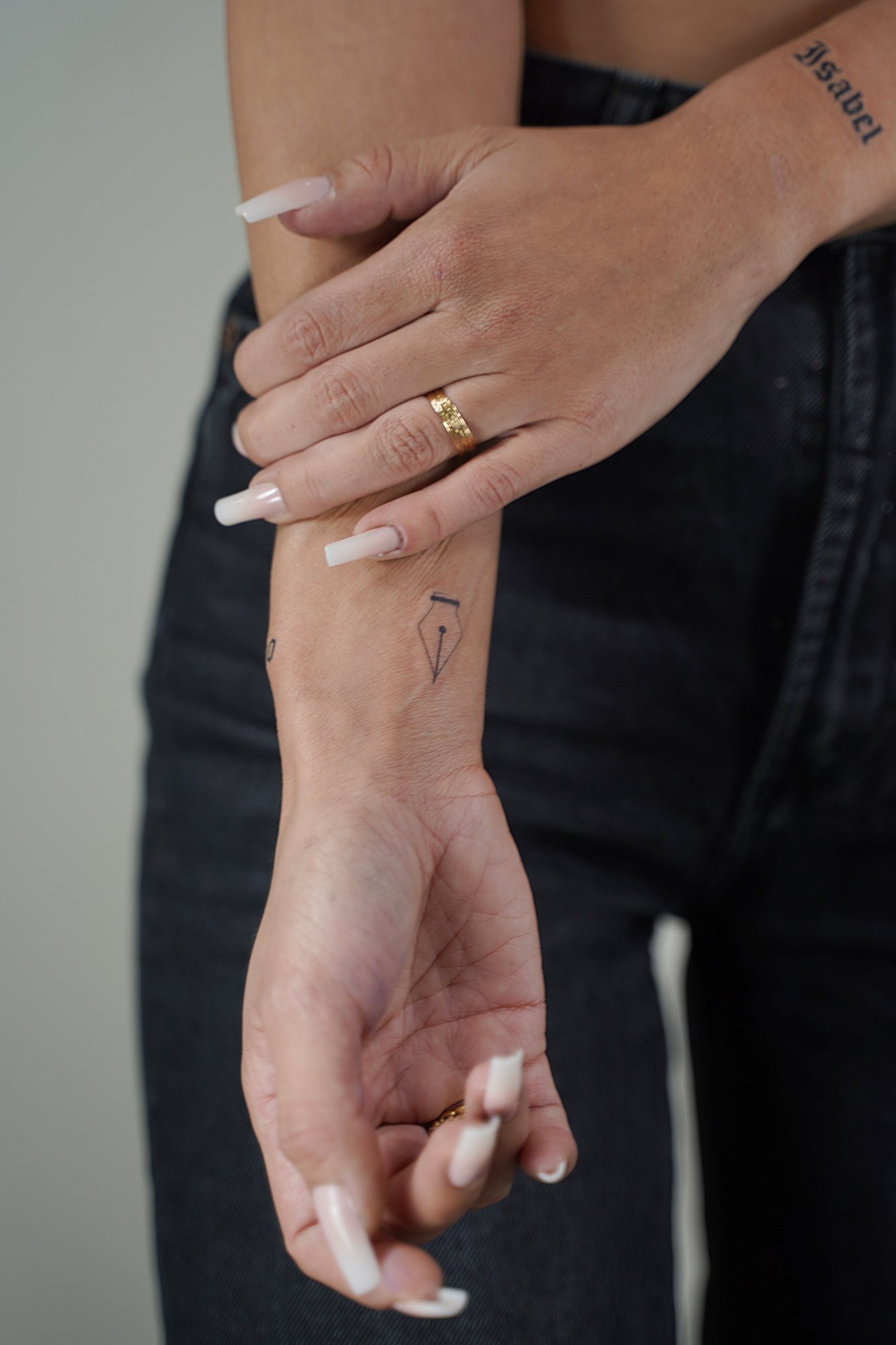Tatuaje de nombre gotico en zona desconocida, línea fina