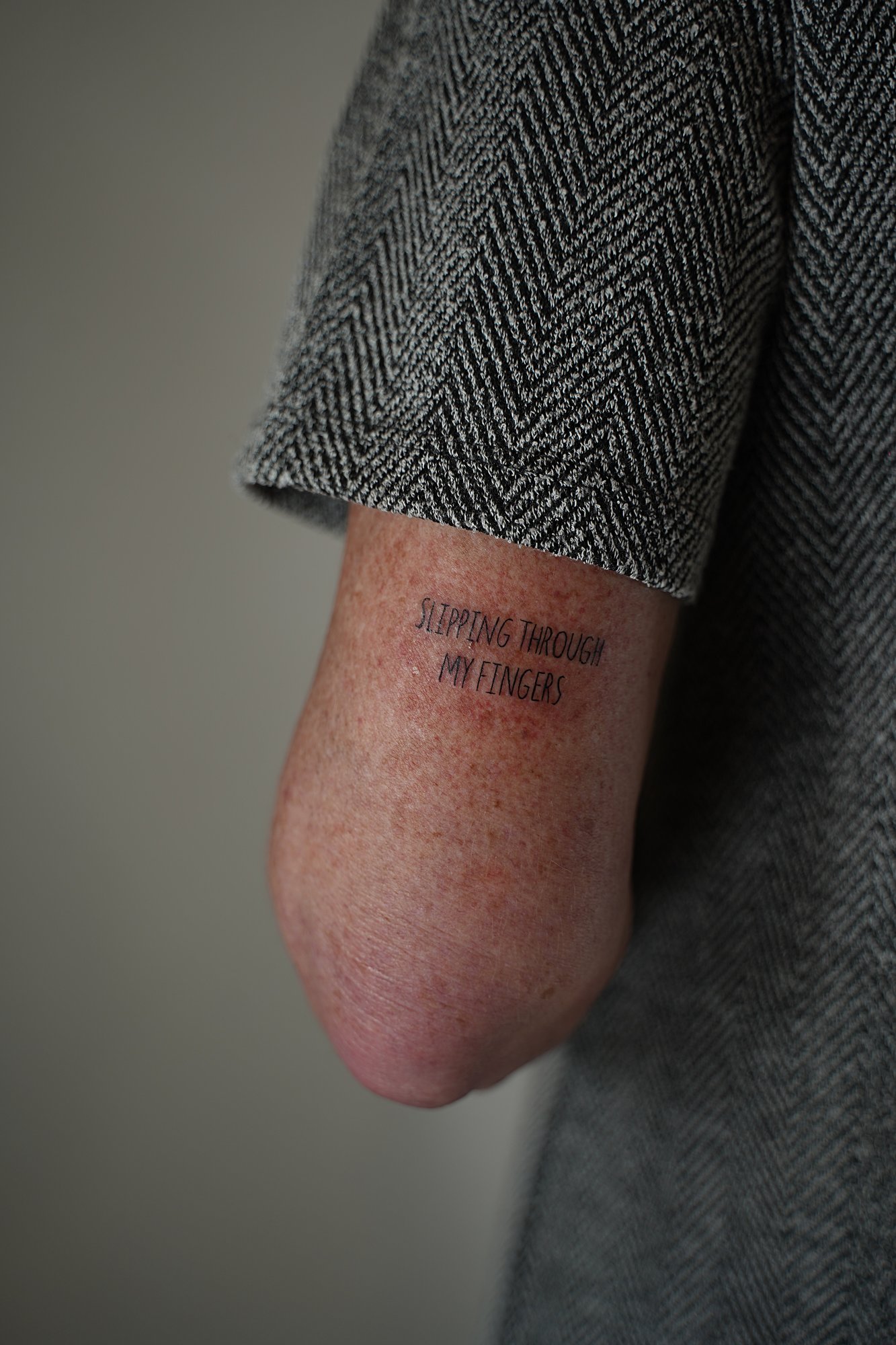 Tatuaje de nombre oliver en muneca, línea fina