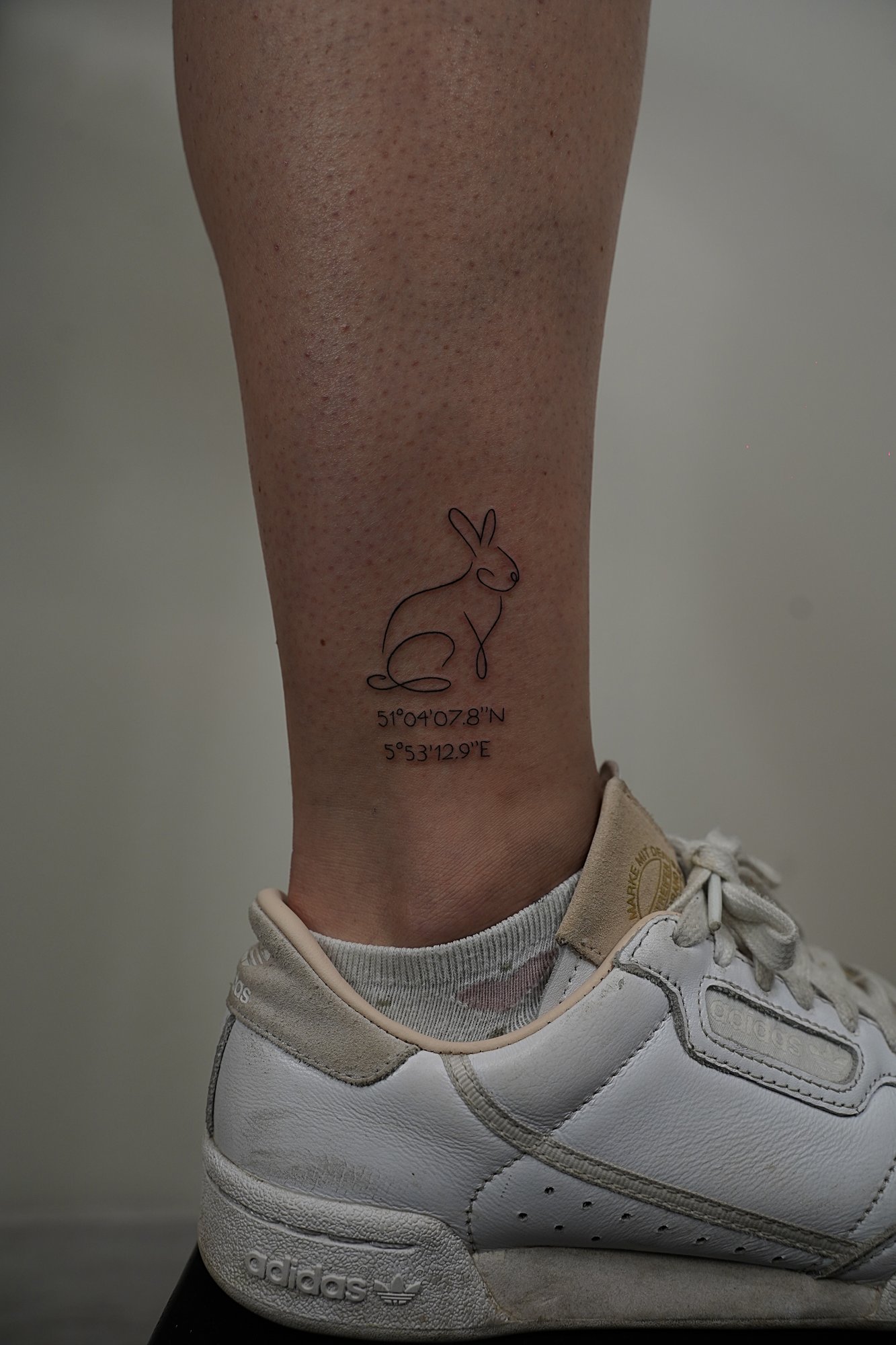 Tatuaje de nombre paula corazones en zona desconocida, línea fina