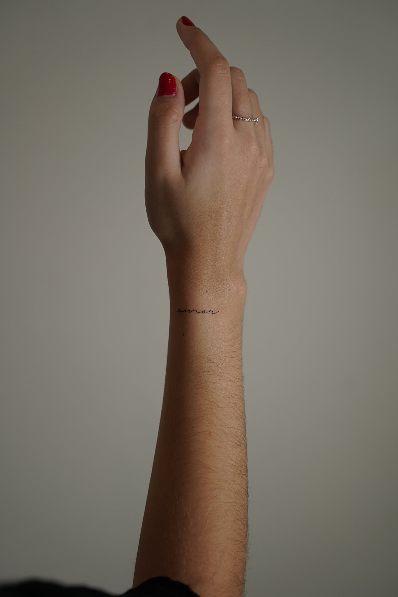 Tatuaje de nombres en zona desconocida, línea fina