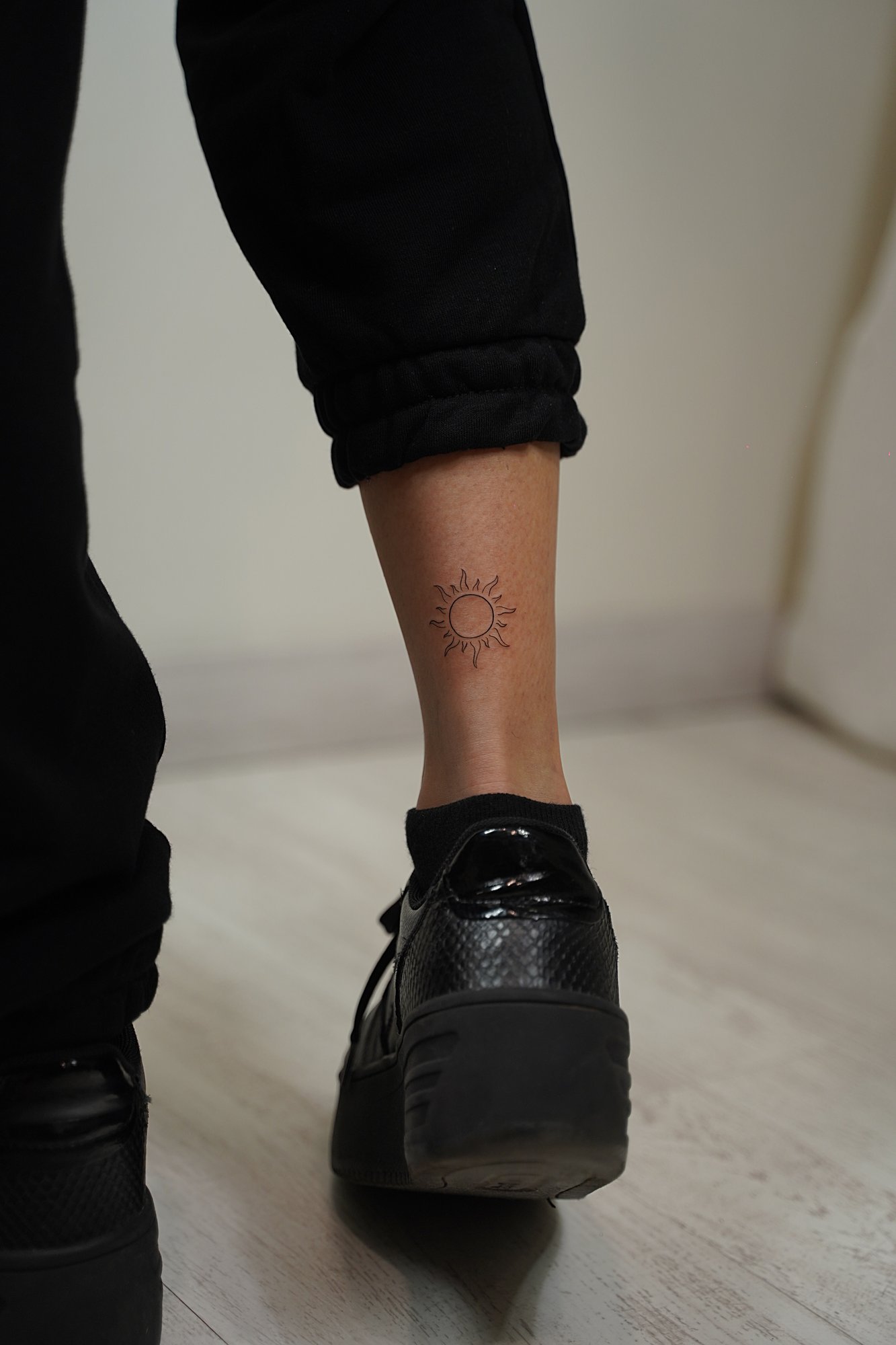 Tatuaje de numero 111 en tobillo, línea fina