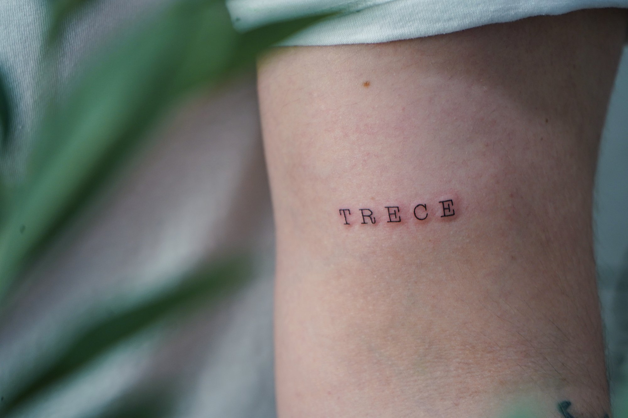 Tatuaje de numero 13 en zona desconocida, línea fina