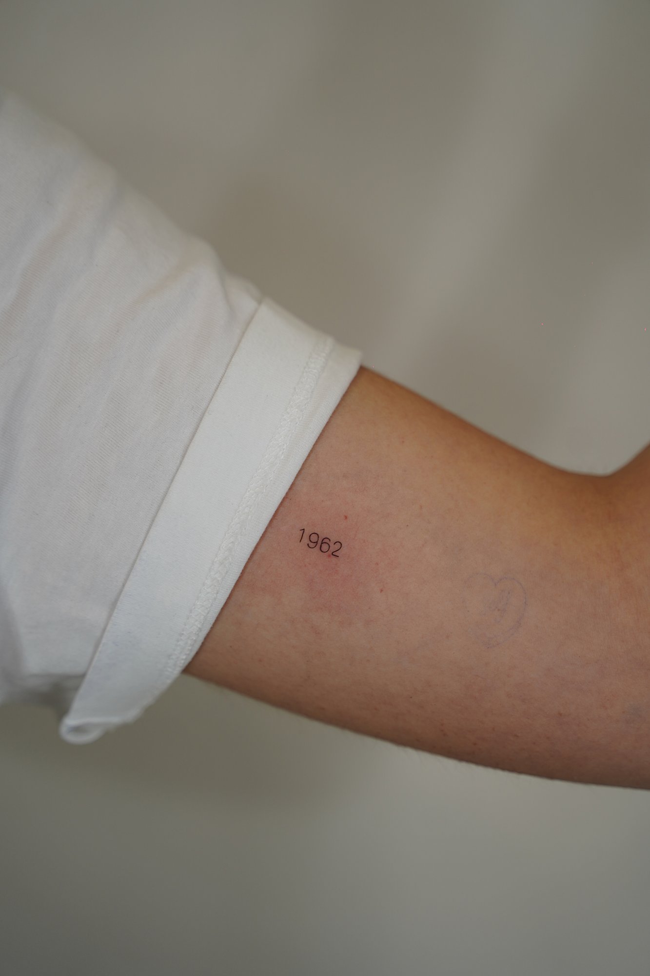 Tatuaje de numero 1962 en zona desconocida, línea fina