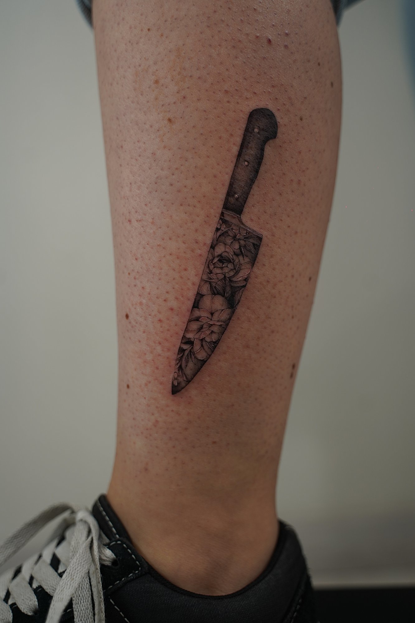 Tatuaje de numero 2002 en mano, línea fina