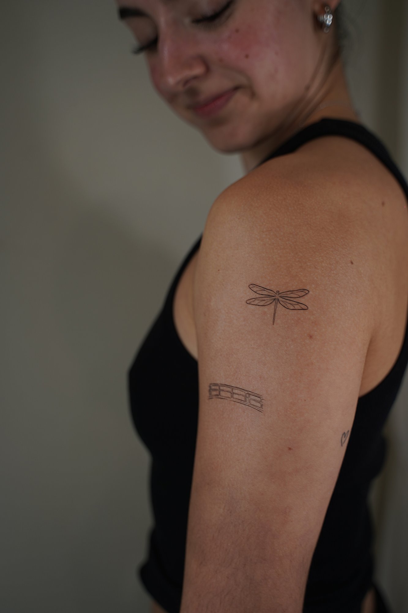 Tatuaje de numero 222 en zona desconocida, línea fina