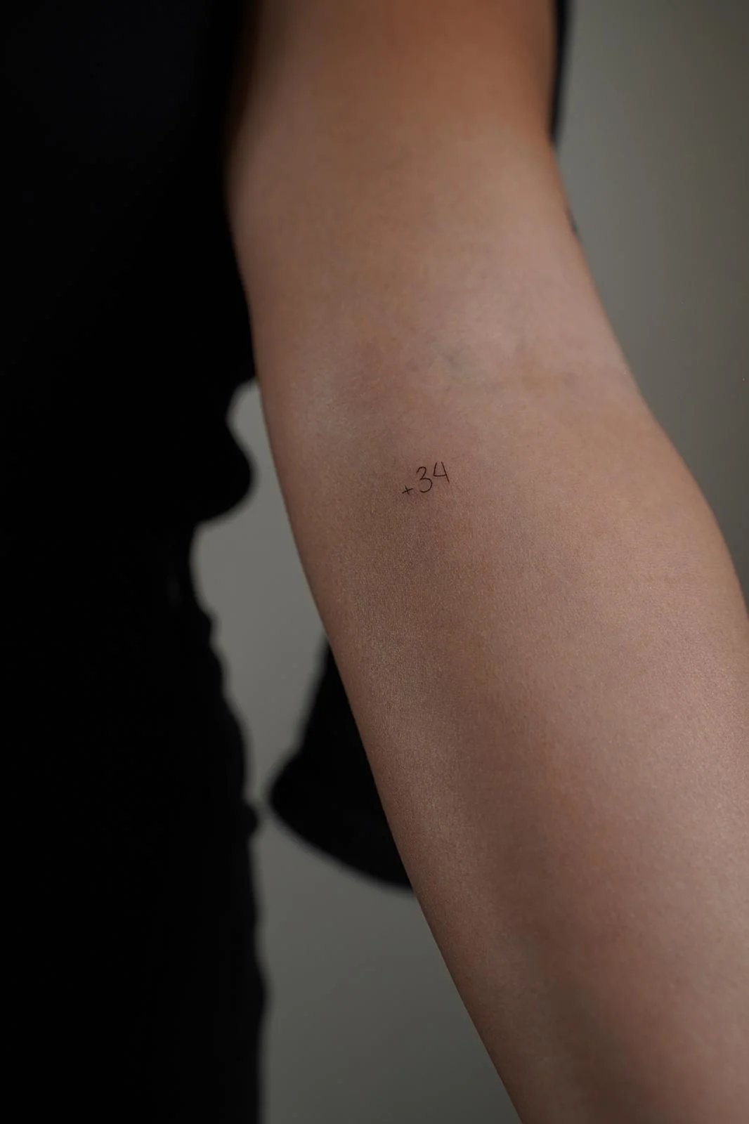Tatuaje letras-frases numero 34 cursiva antebrazo
