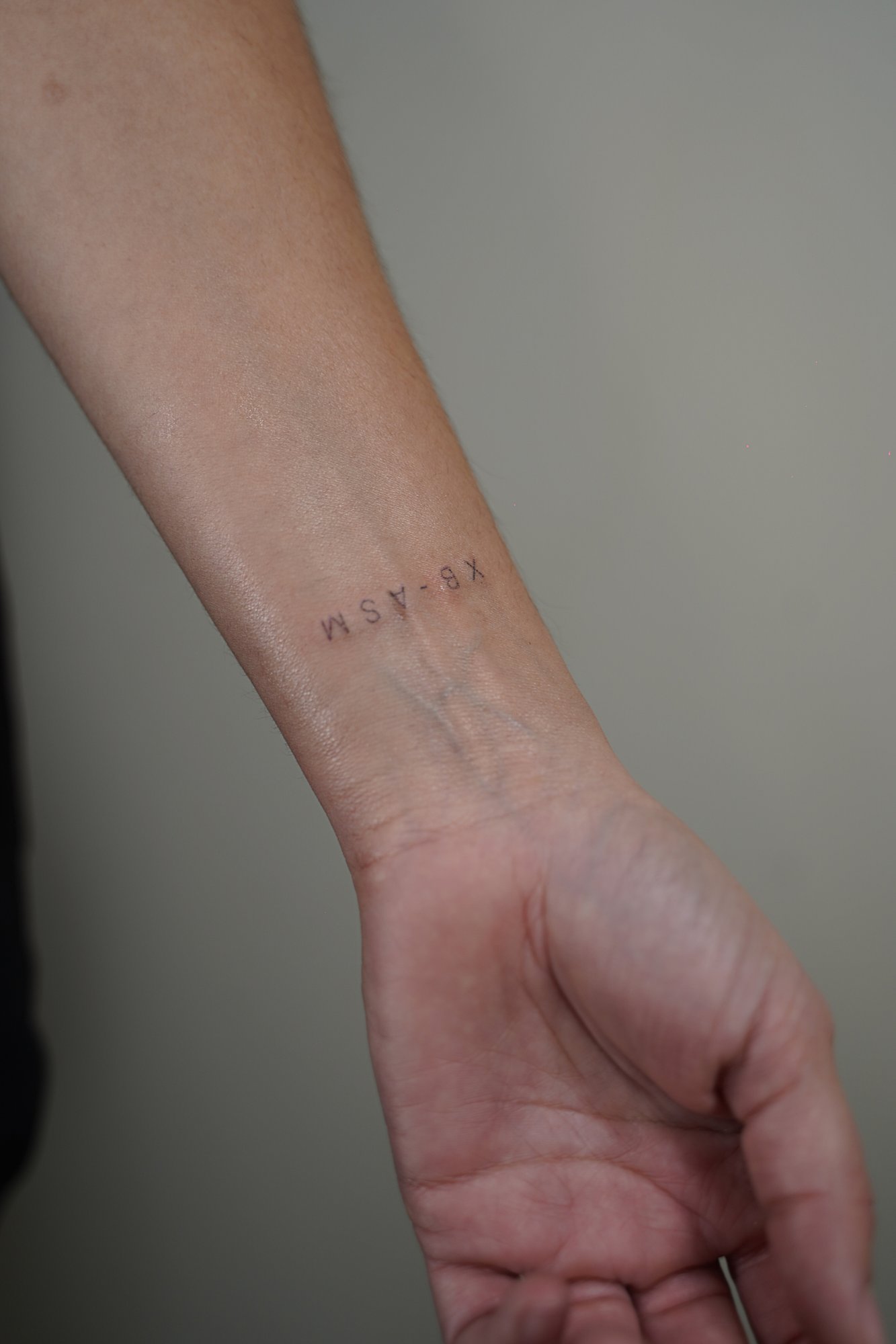 Tatuaje de numero 444 rojo en zona desconocida, línea fina