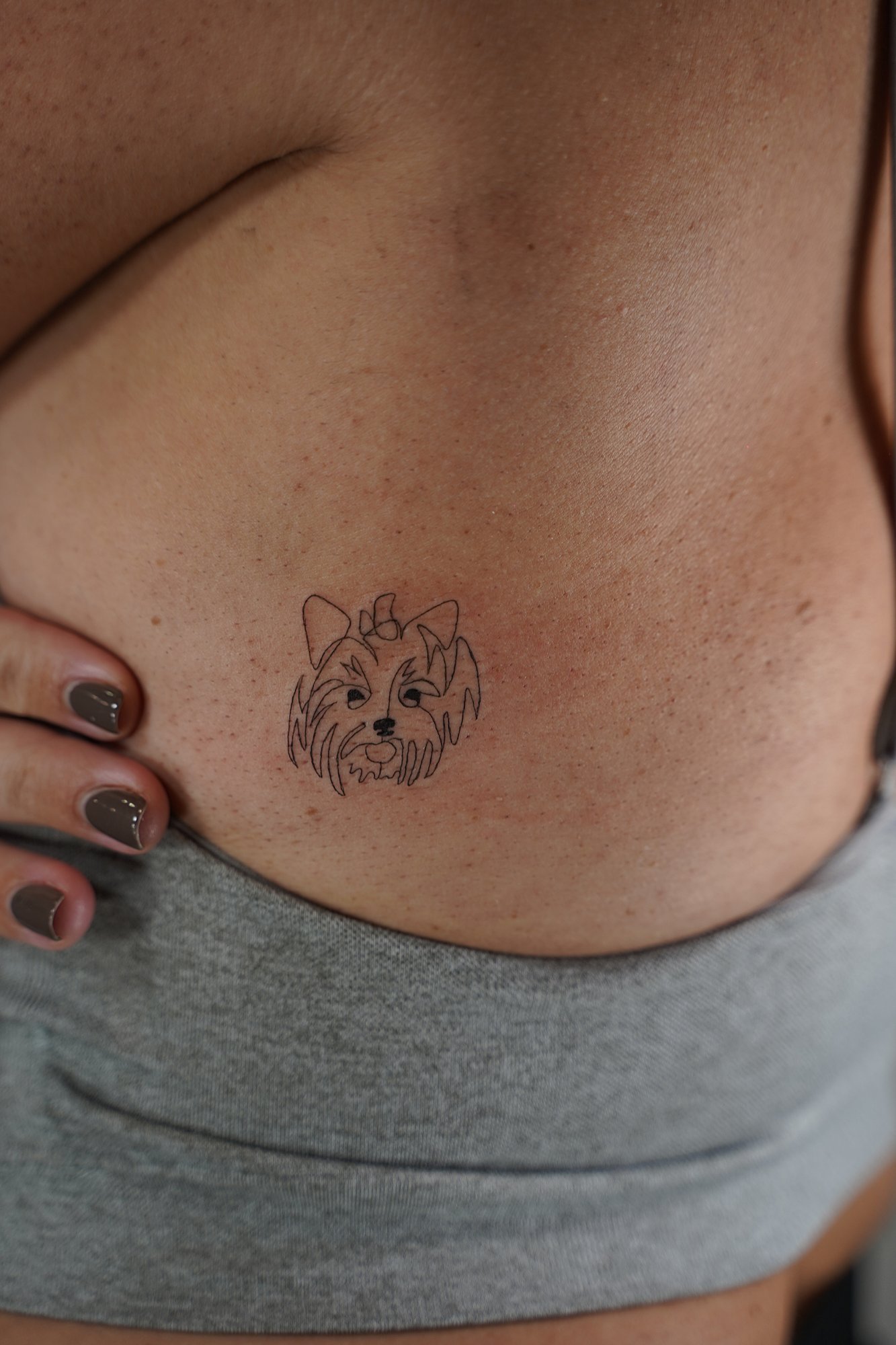 Tatuaje de numero 555 en mano, línea fina