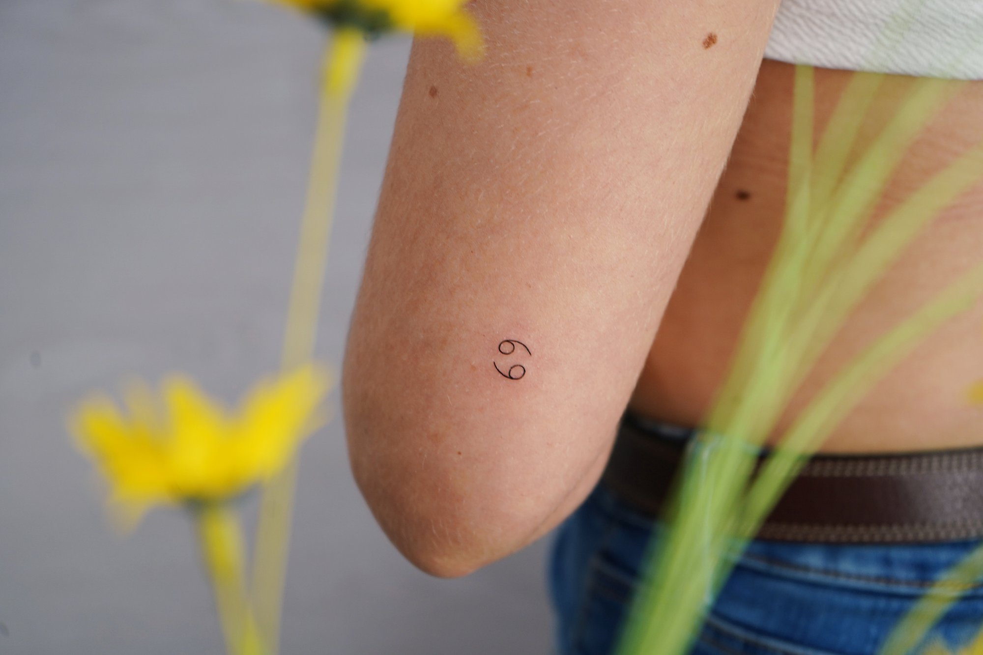 Tatuaje de numero 69 en zona desconocida, línea fina