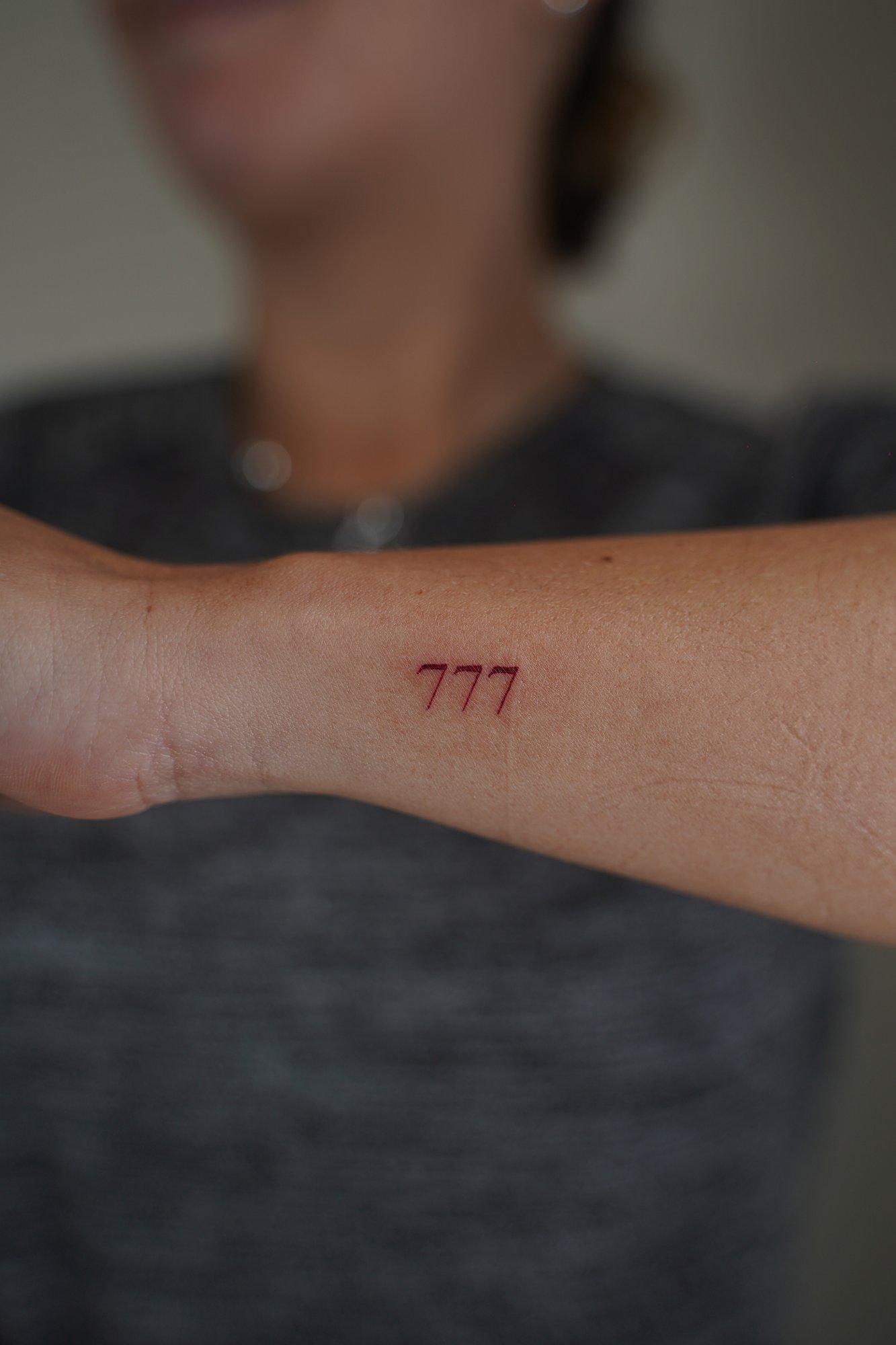 Tatuaje de numero 777 rolling stones en zona desconocida, línea fina
