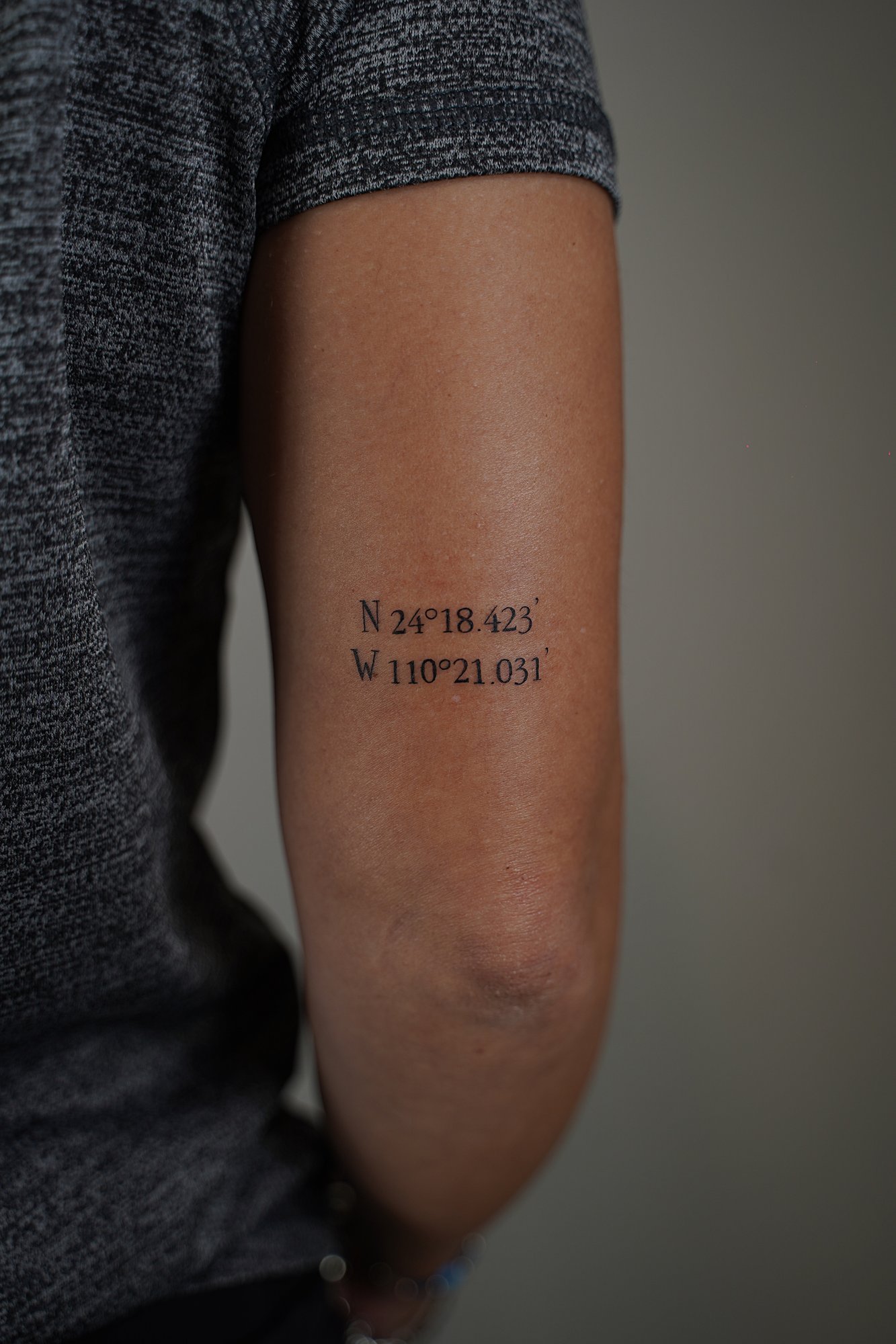 Tatuaje de numero 777 en zona desconocida, línea fina